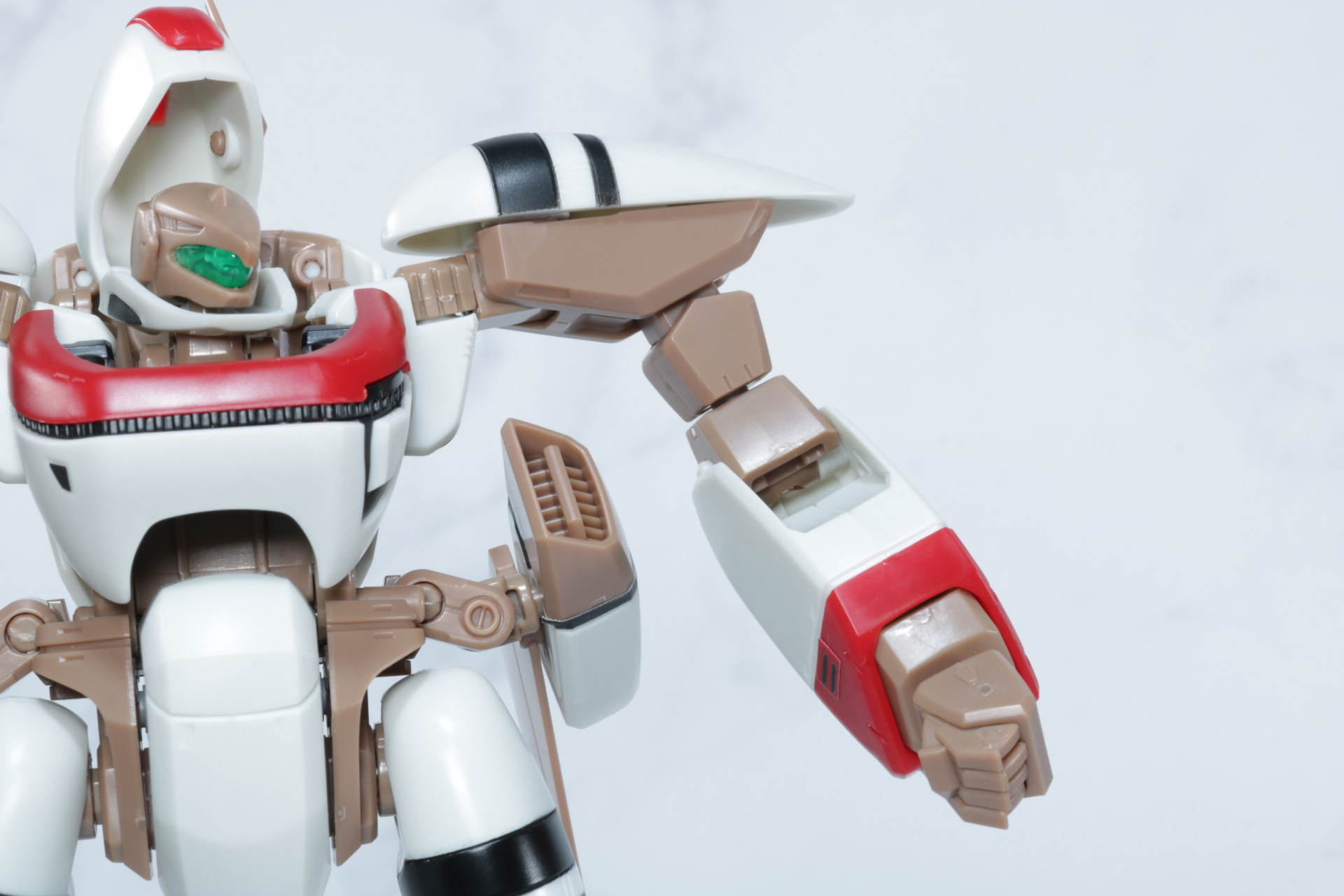 張り出した肩パーツに細い二の腕なども再現されている