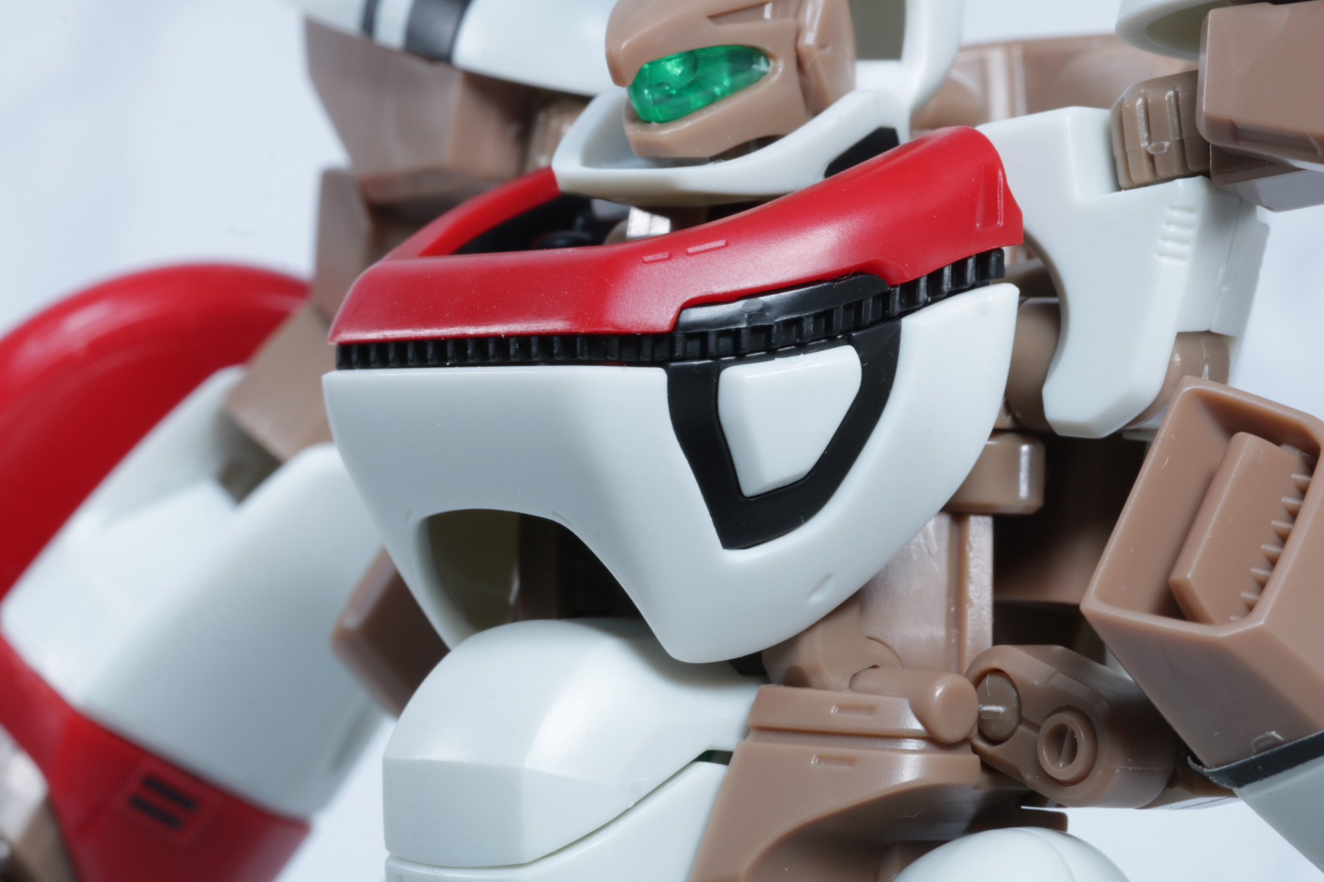 左胸のラインは成型色で表現。中央の白パーツが立体的に出ているので見ごたえのある表現に