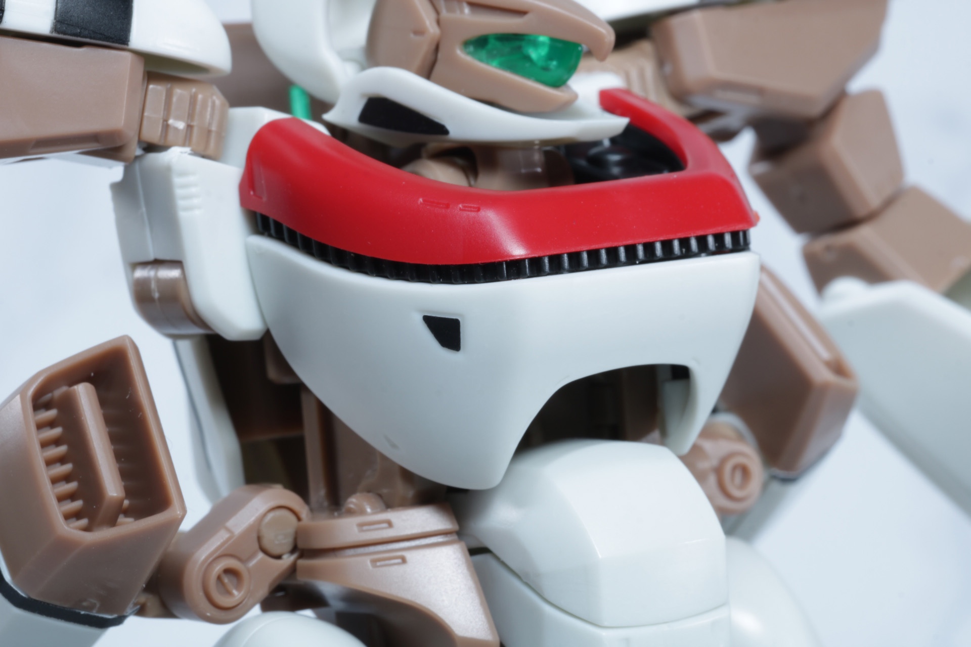 右腕のミサイルガン。センサーやモールドでメリハリのある造形