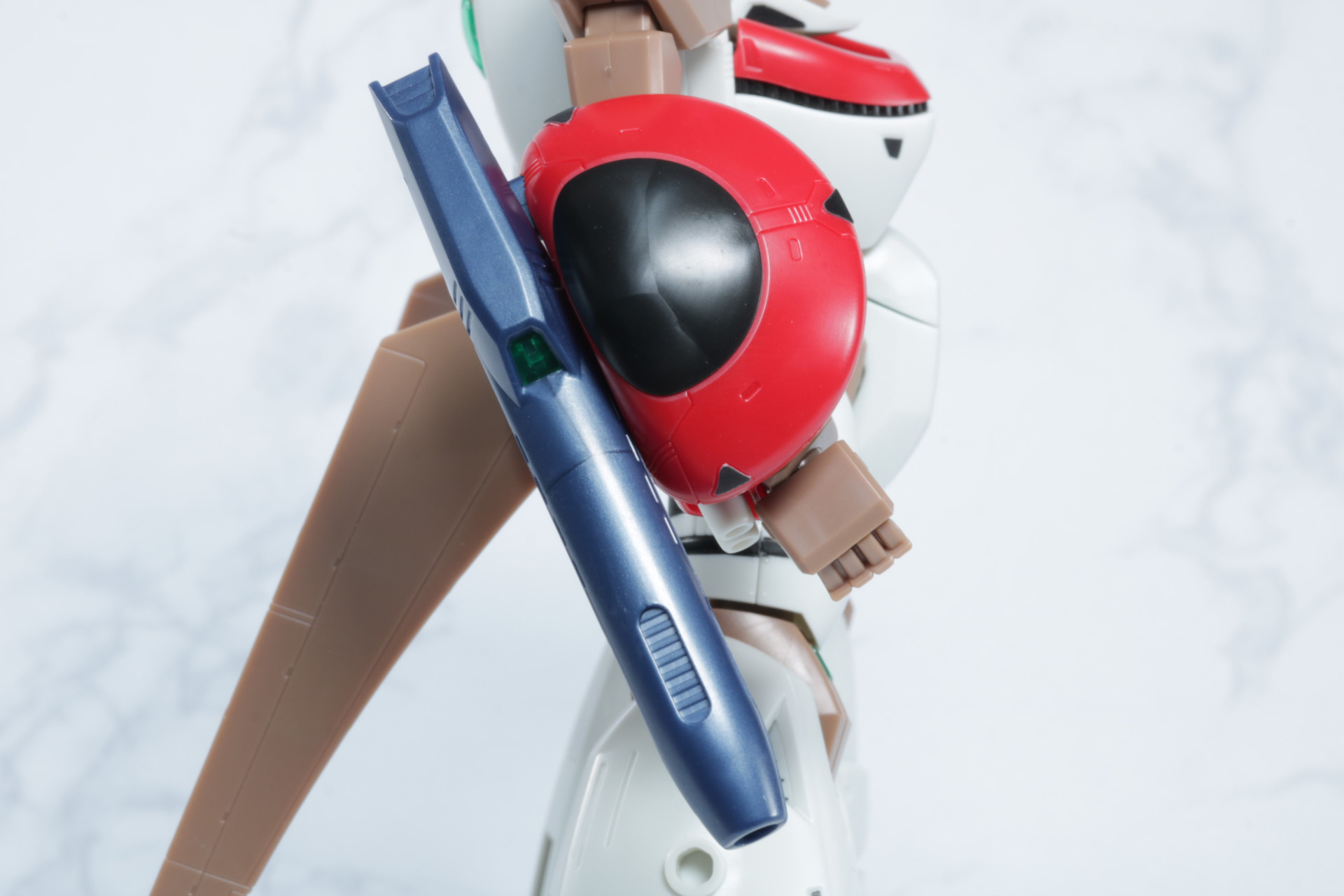 右腕のミサイルガン。センサーやモールドでメリハリのある造形
