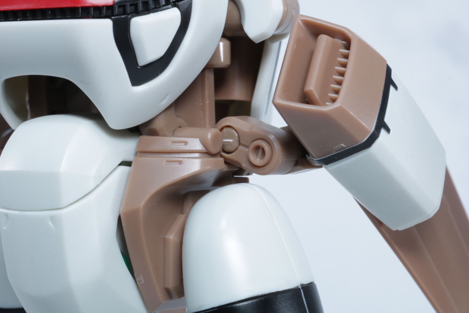 腰部の主翼ジョイントにもモールドがある