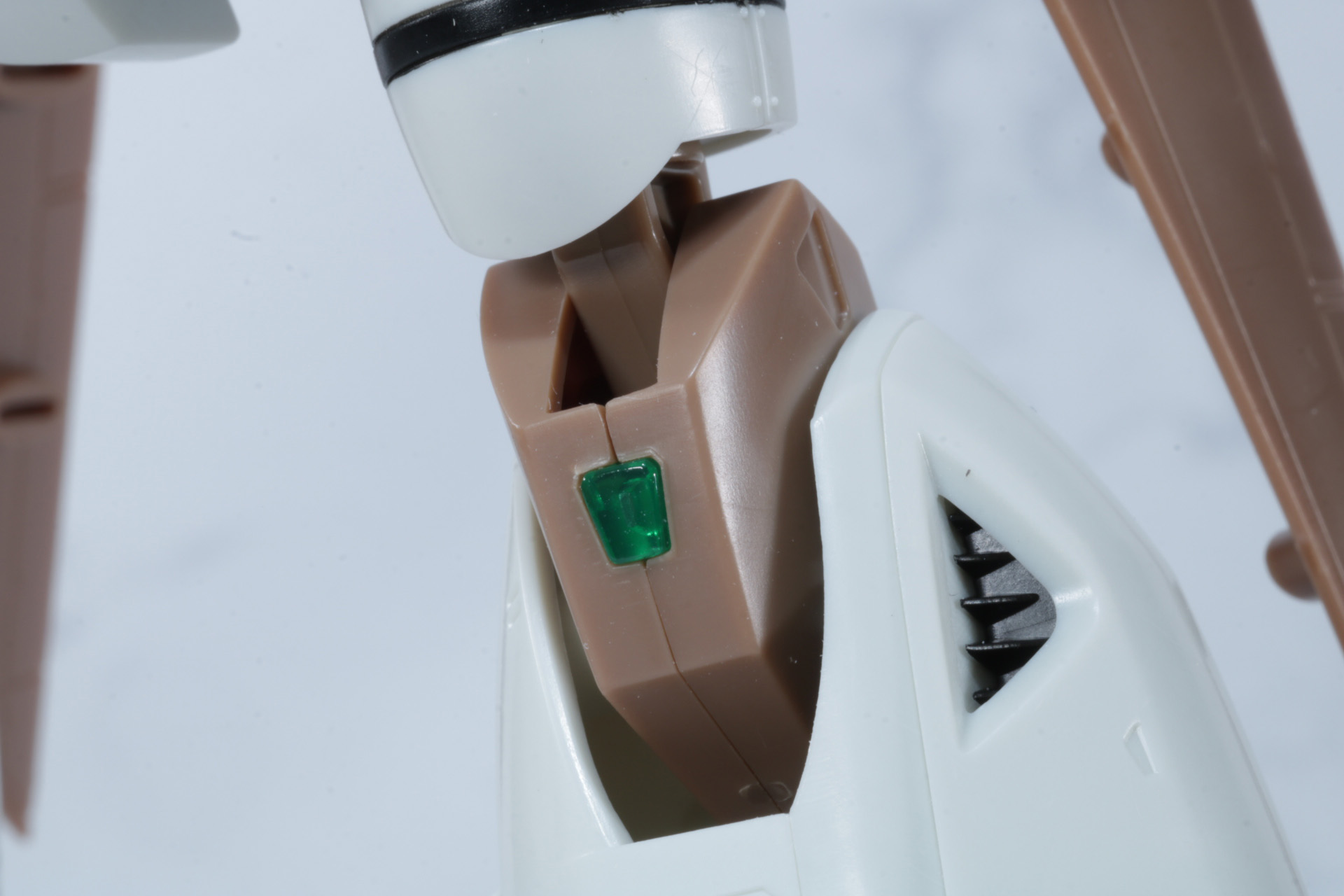 背部の装甲部分も鮮やかな色分けで存在感あるディテール