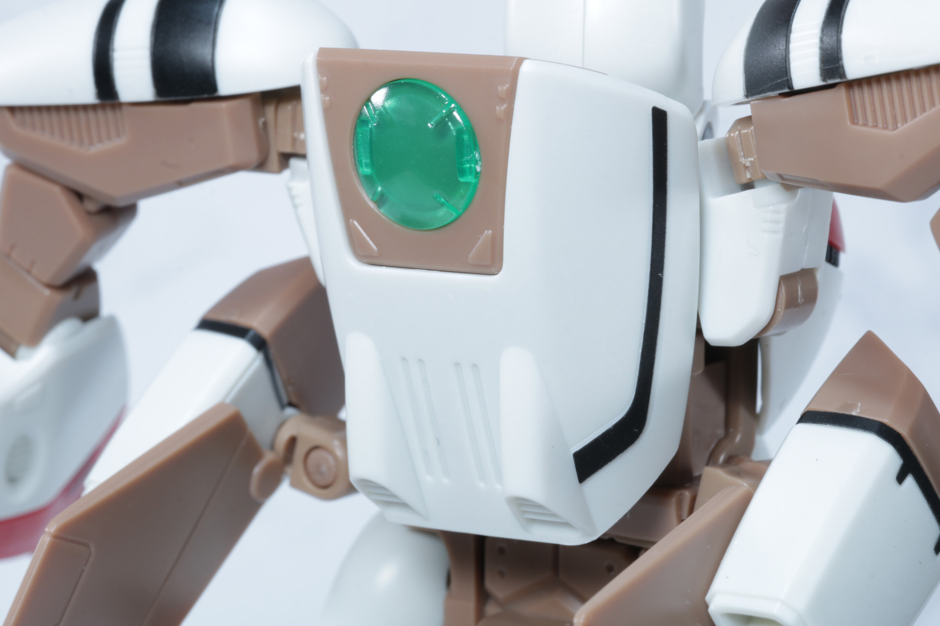 背部の装甲部分も鮮やかな色分けで存在感あるディテール