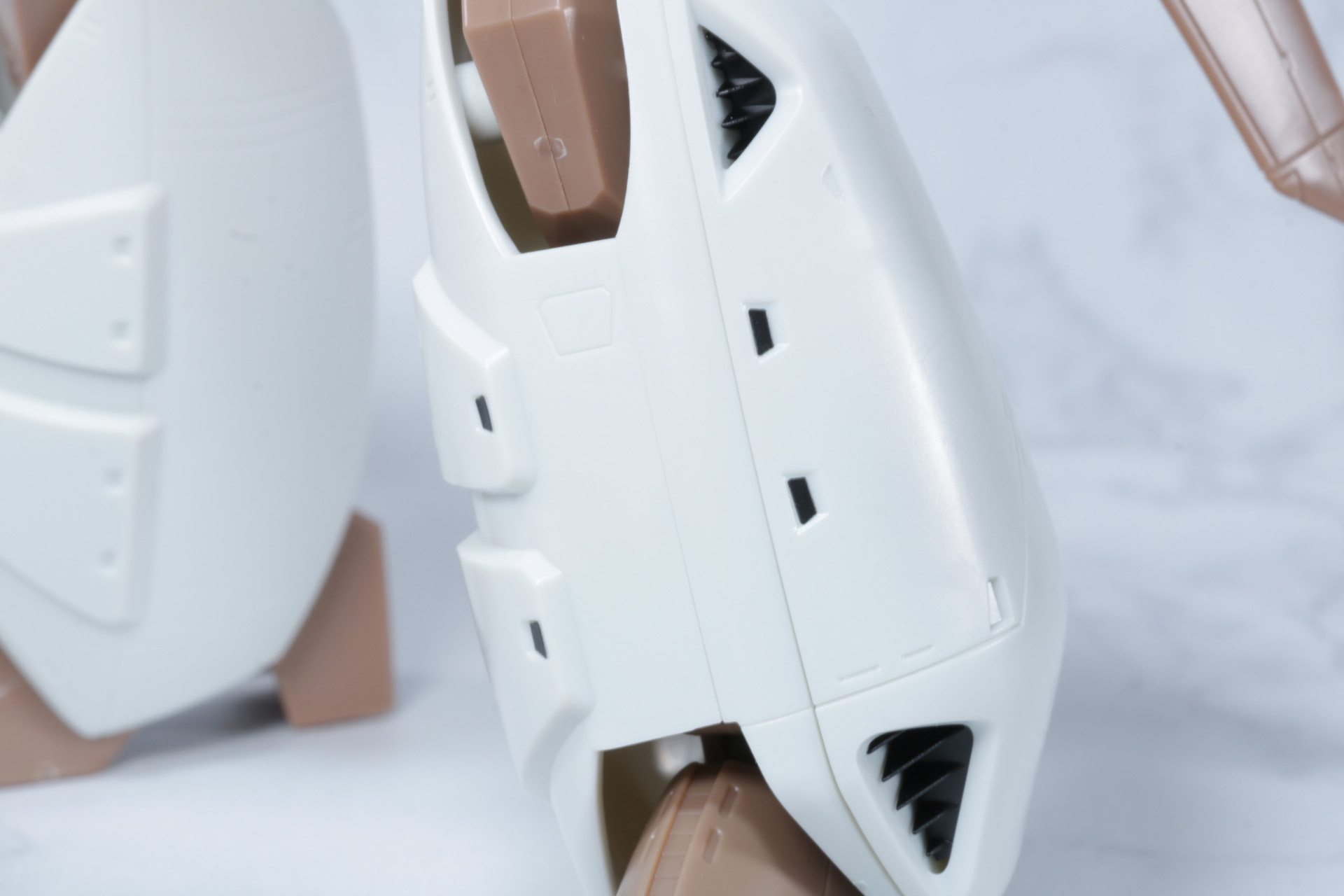 脚部には細かなモールドが施されている