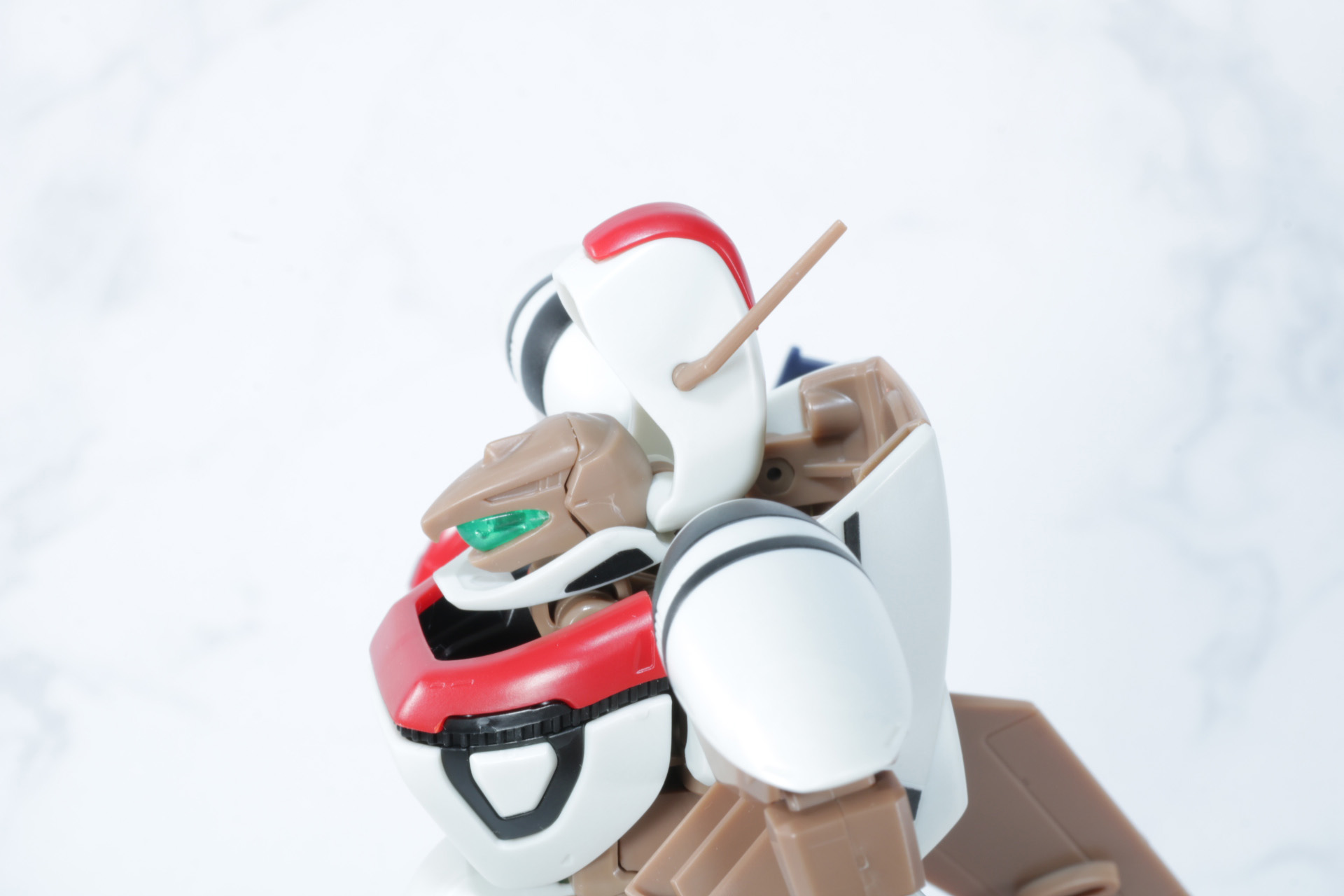 頭部のカバー、背面の装甲を起こして覆う