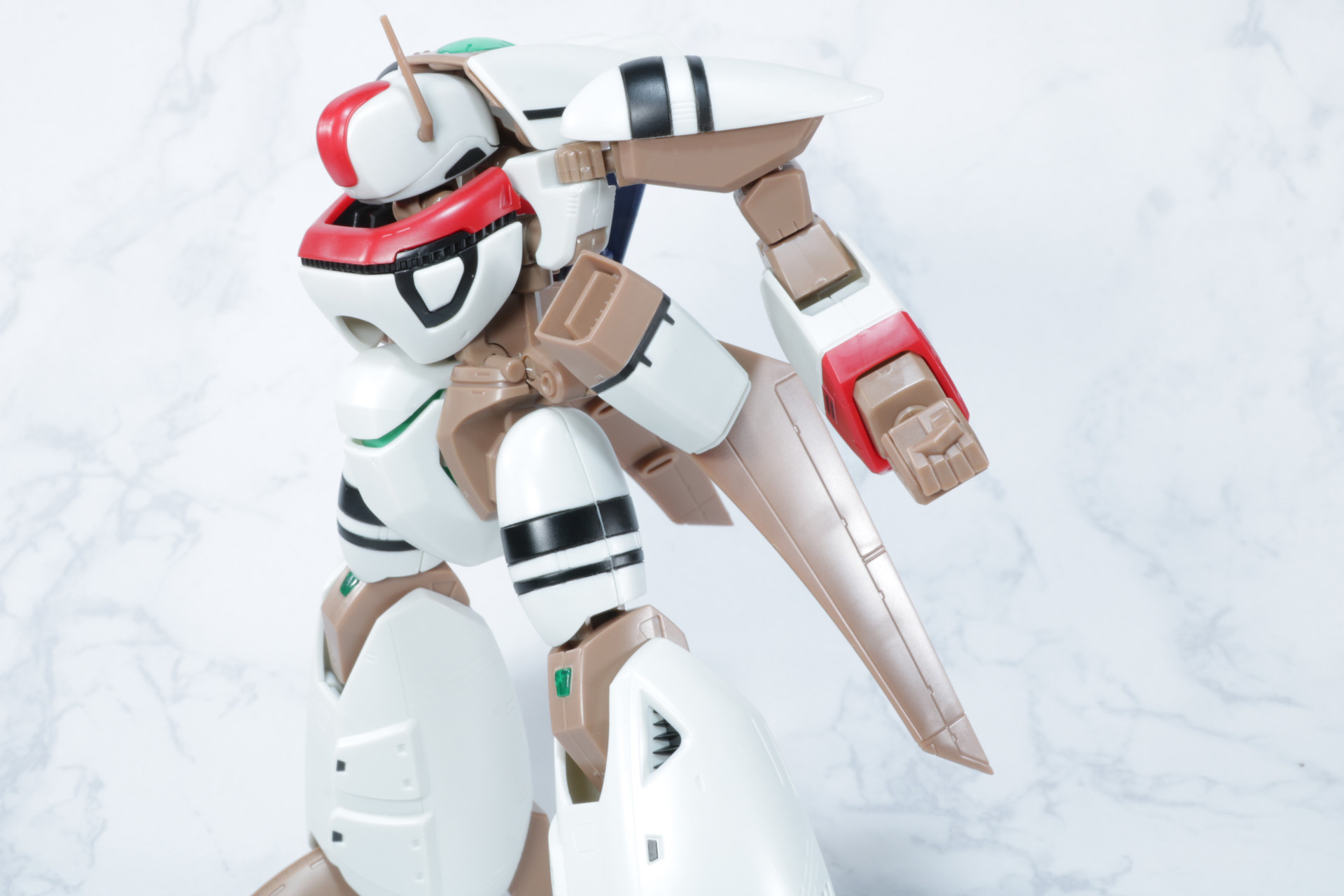 腰部の主翼部分を起こして水平位置にする