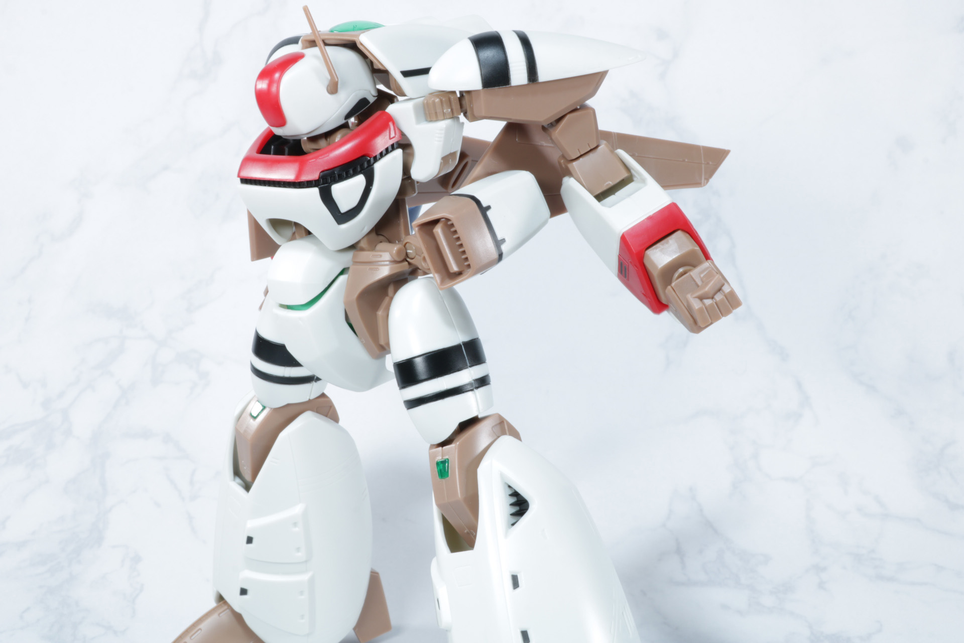 腰部の主翼部分を起こして水平位置にする