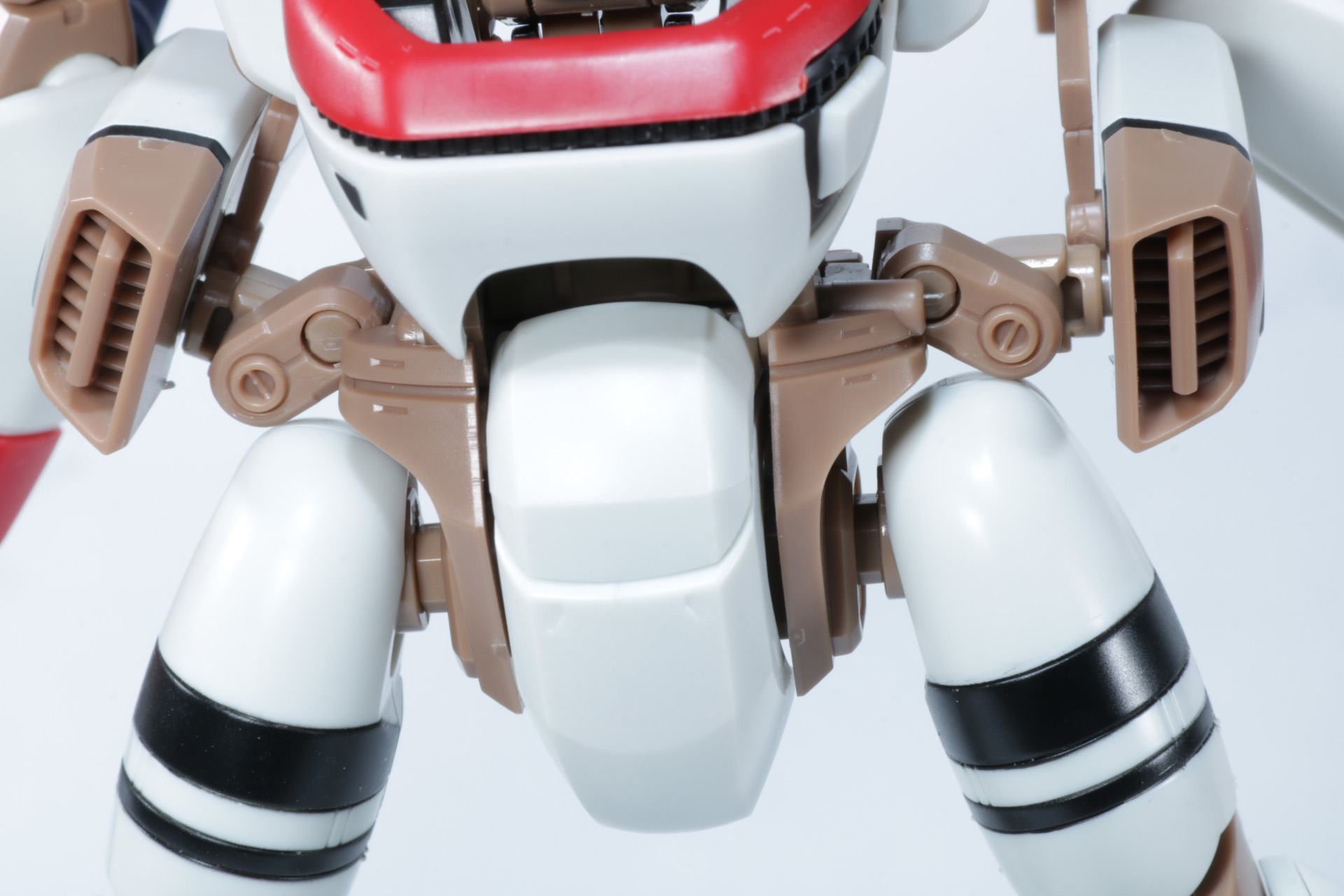 腰部の基部を調整し、胴体に密着させるように配置