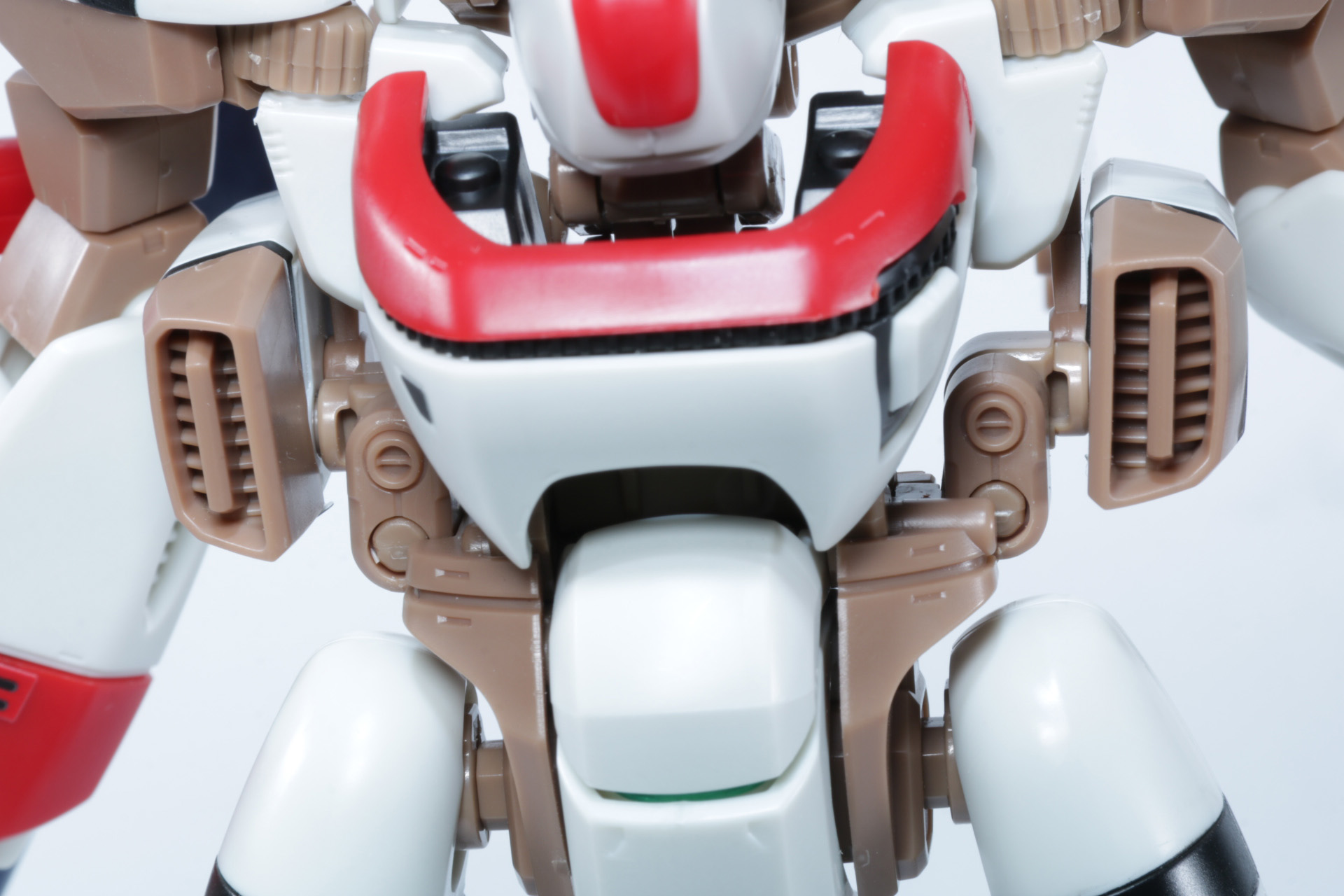 腰部の基部を調整し、胴体に密着させるように配置