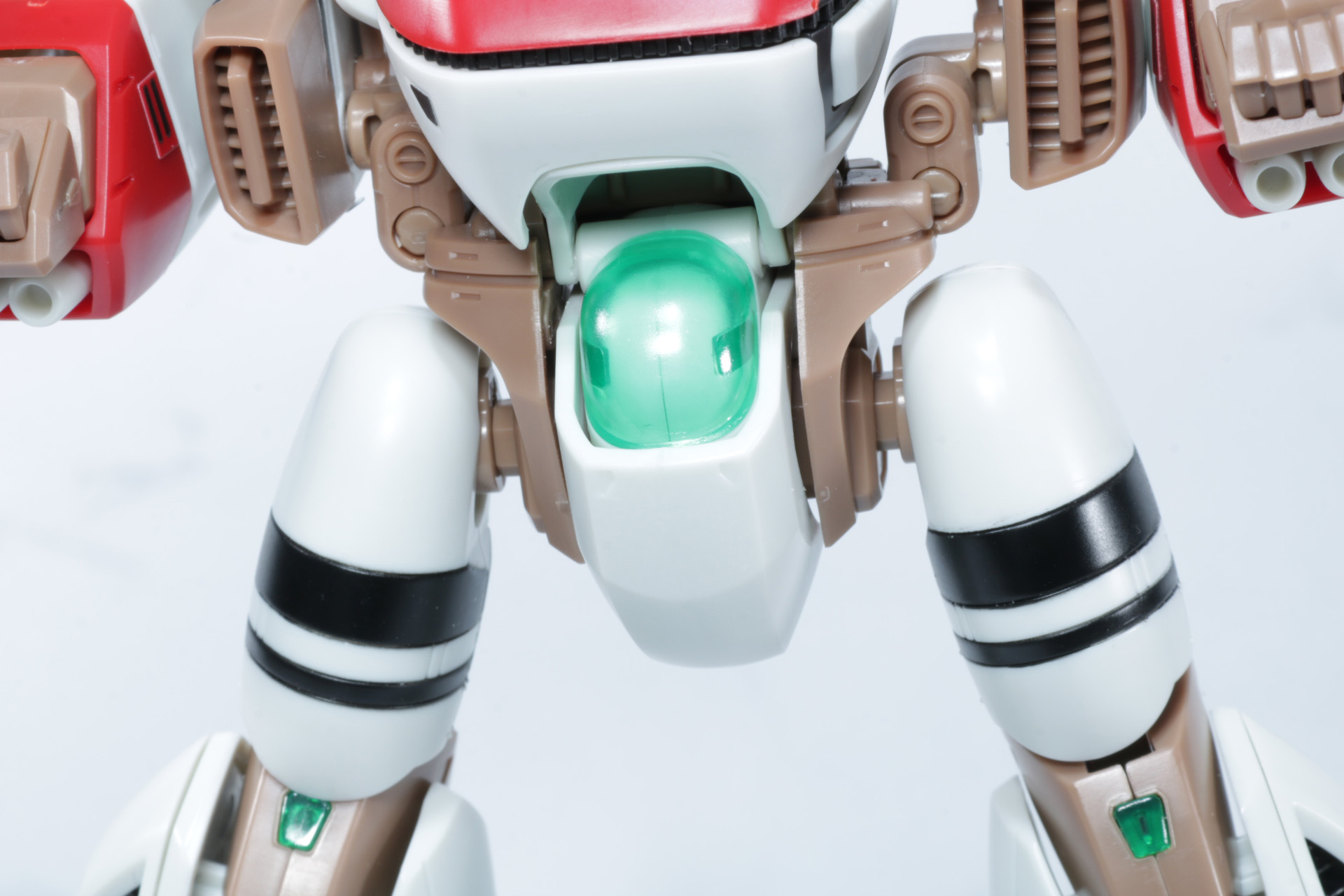 股間部分の上部カバーを展開