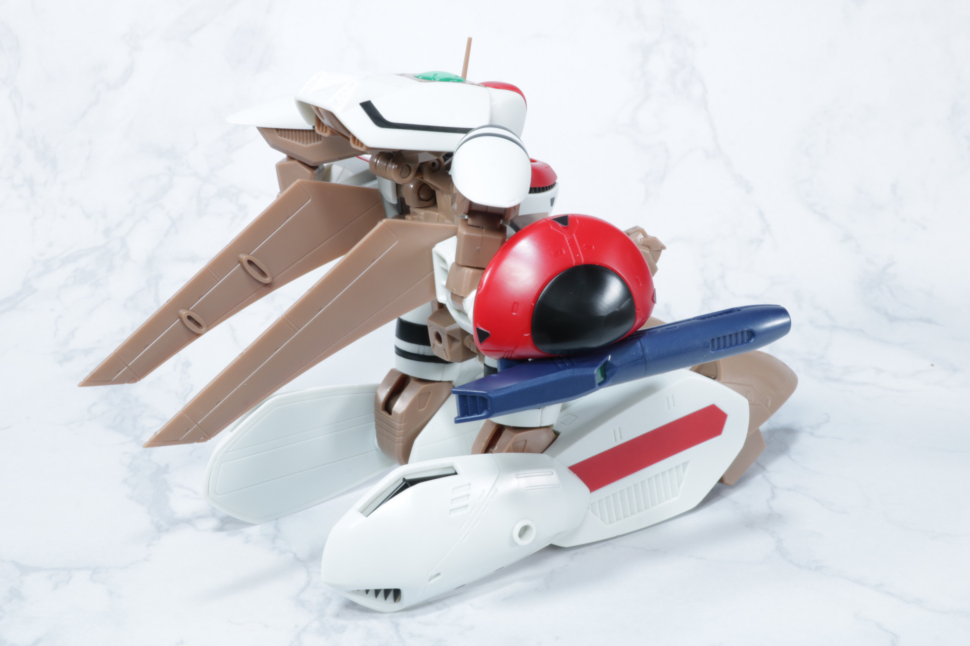 頭部は装甲で覆われ、より堅牢な印象