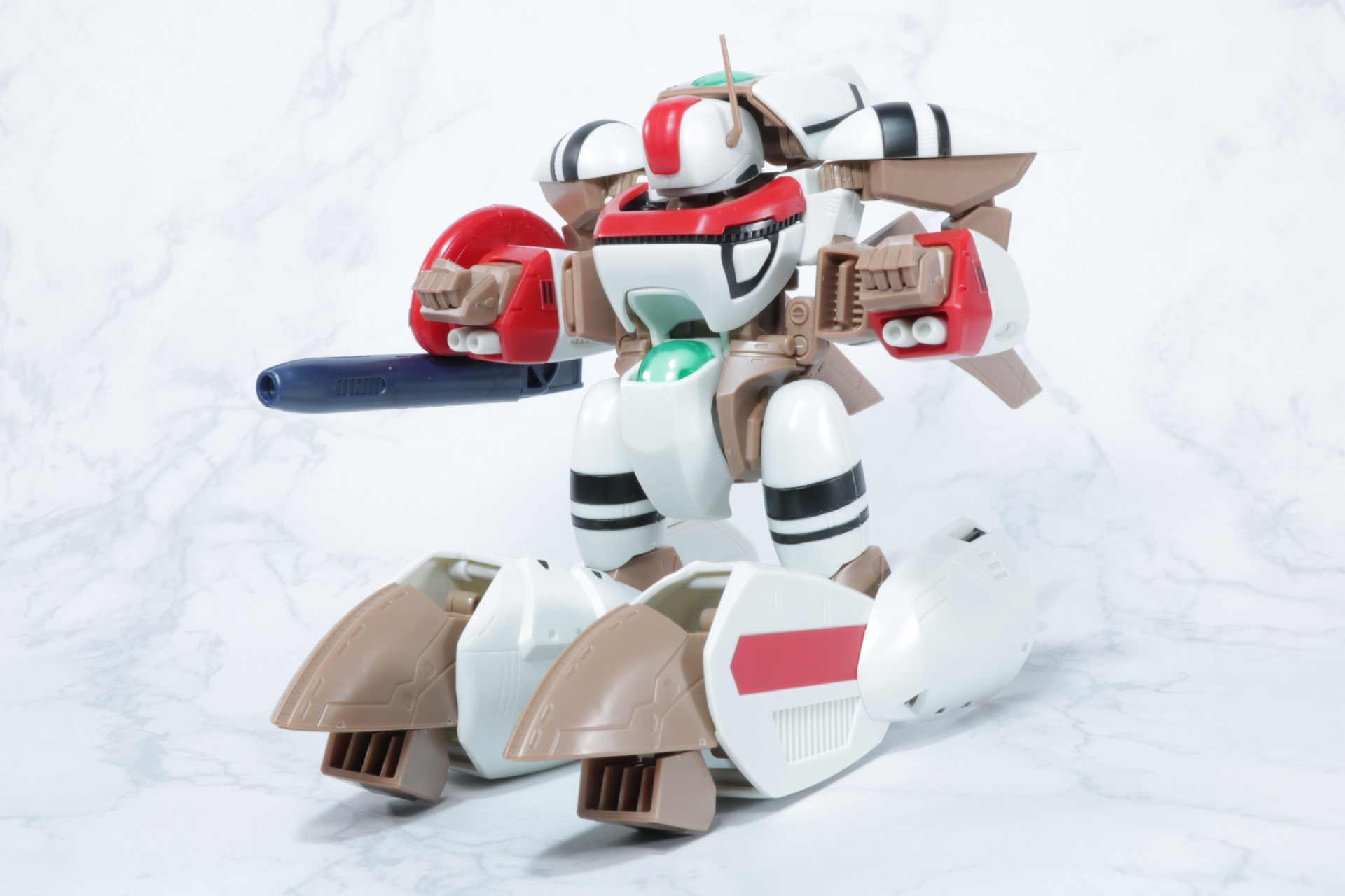 頭部は装甲で覆われ、より堅牢な印象