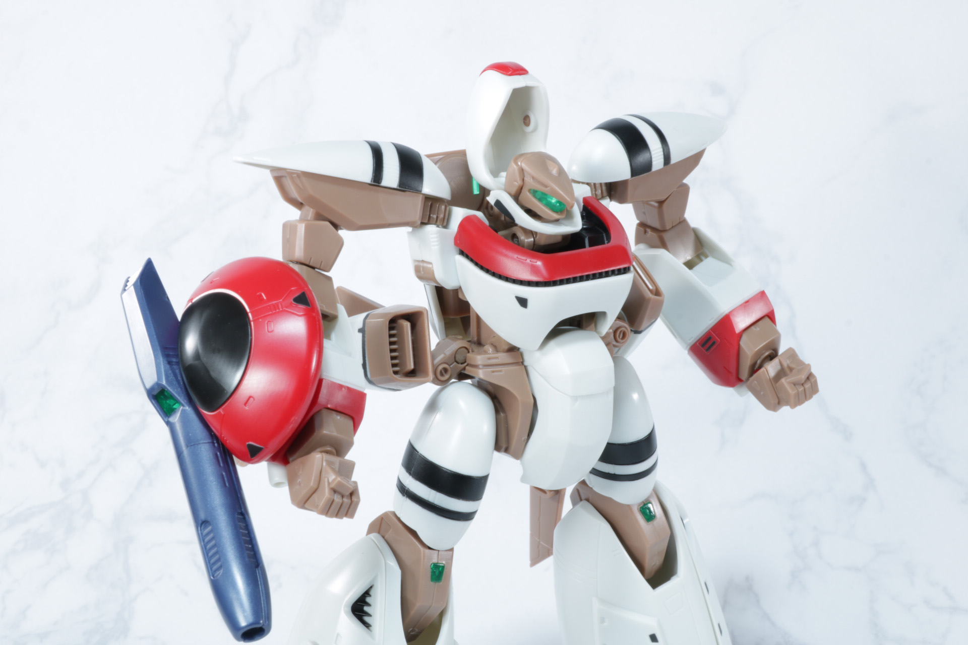 右腕のミサイルガンを取り外し、頭部のカバーを閉じる