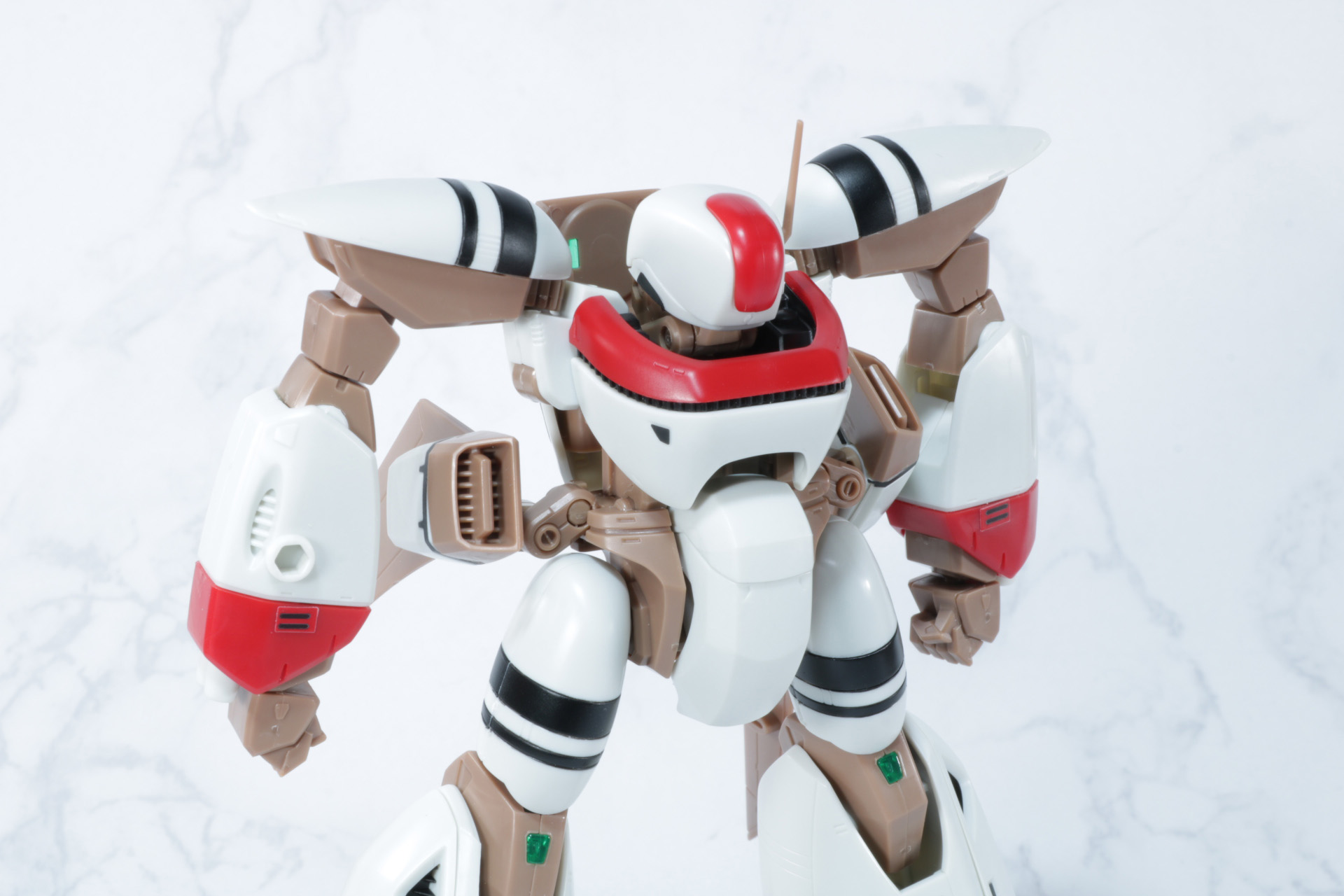 右腕のミサイルガンを取り外し、頭部のカバーを閉じる