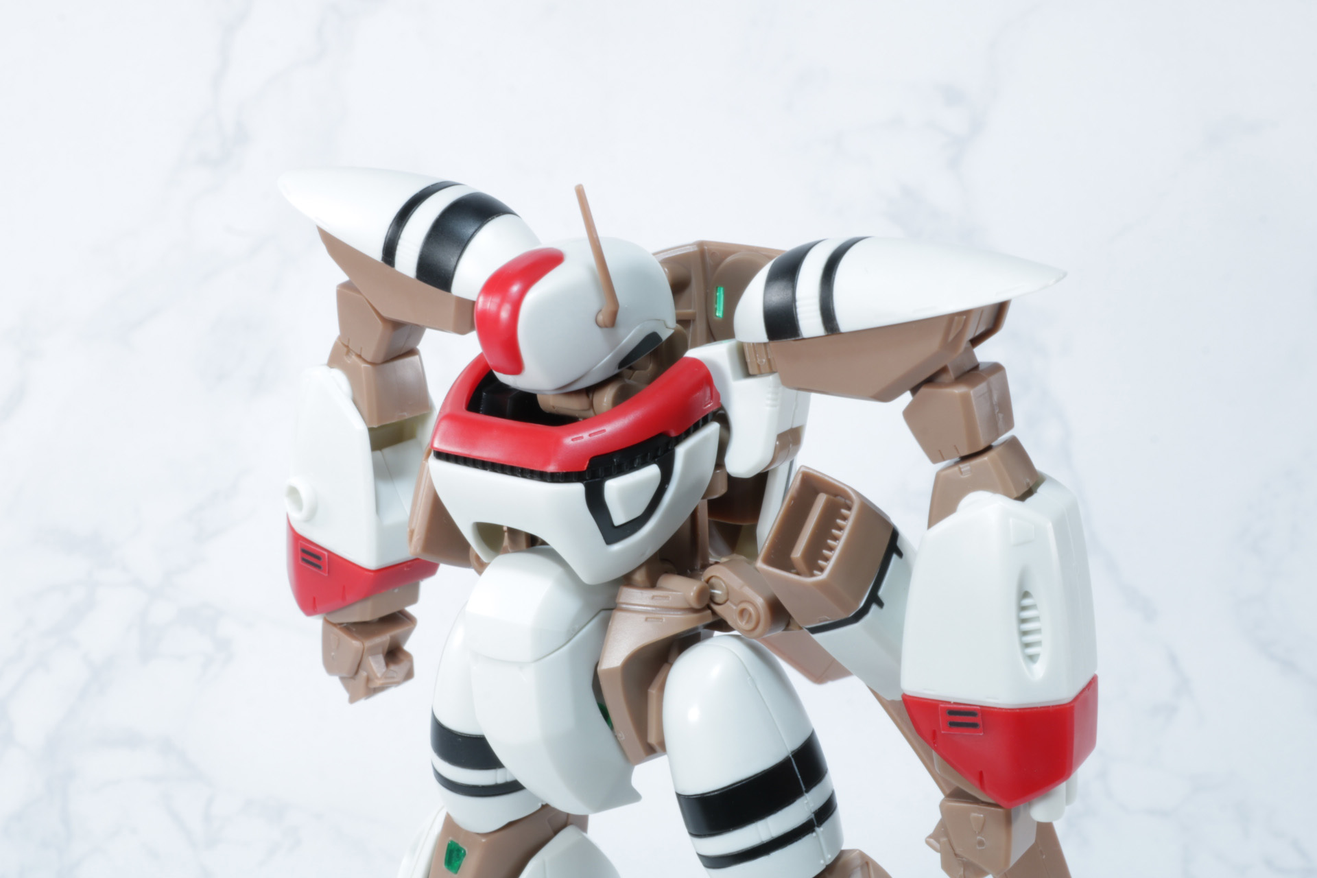 頭部はアンテナパーツの倒し、胴体へ埋め込む