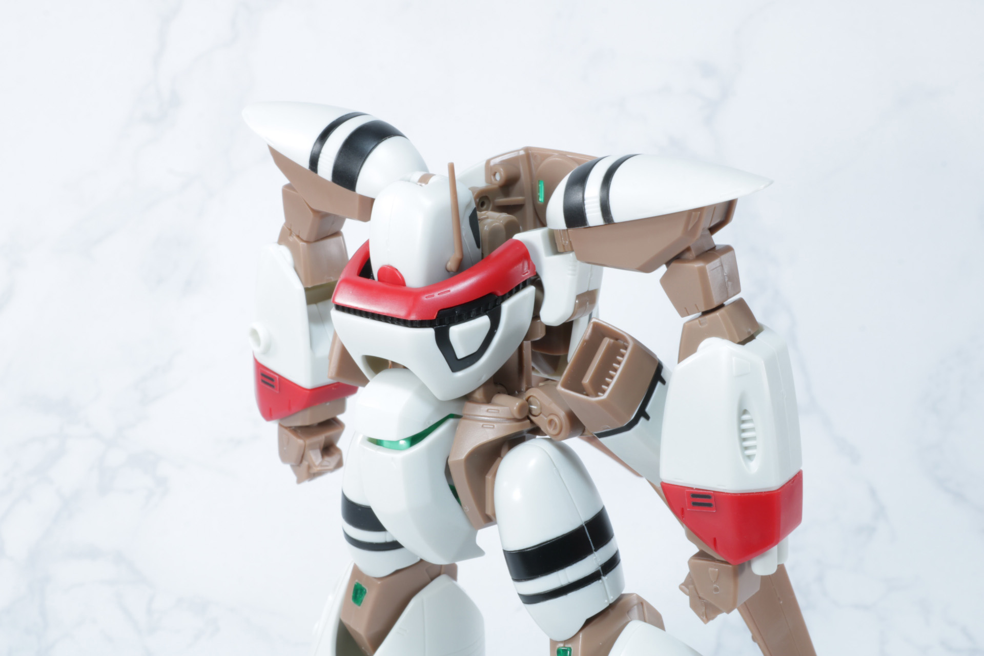 頭部はアンテナパーツの倒し、胴体へ埋め込む