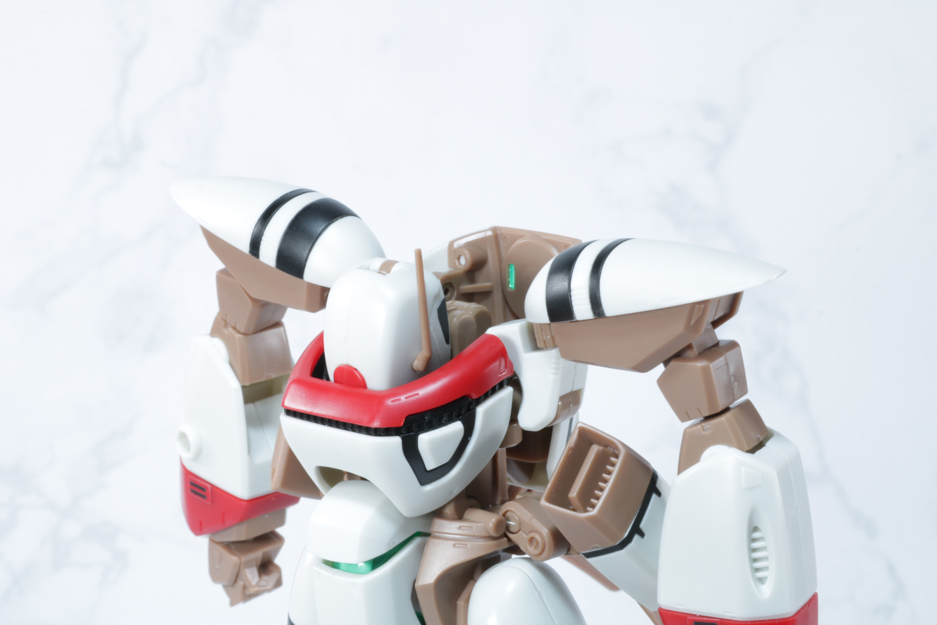 頭部を覆うようにして背部装甲を上げる