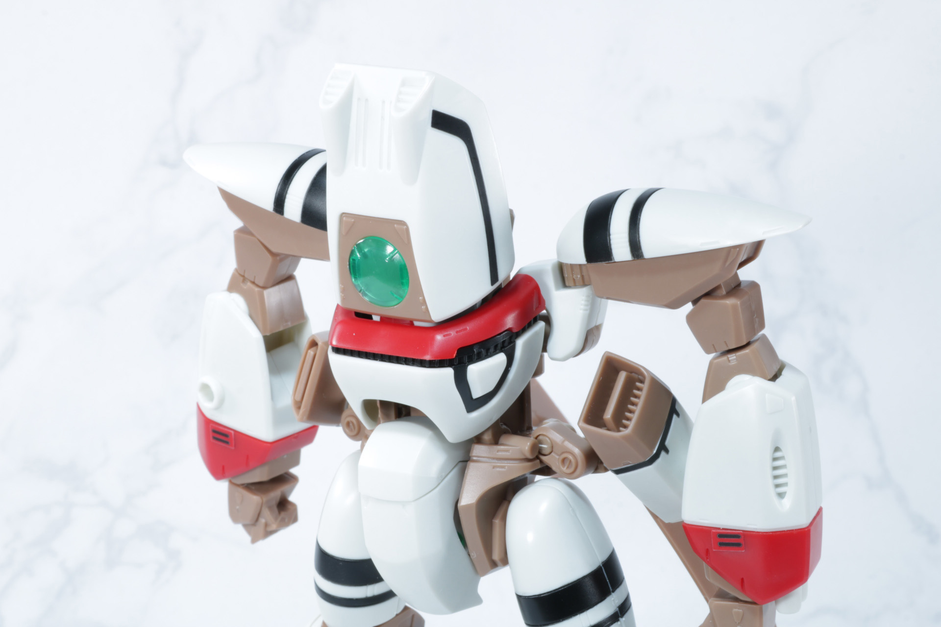 頭部を覆うようにして背部装甲を上げる