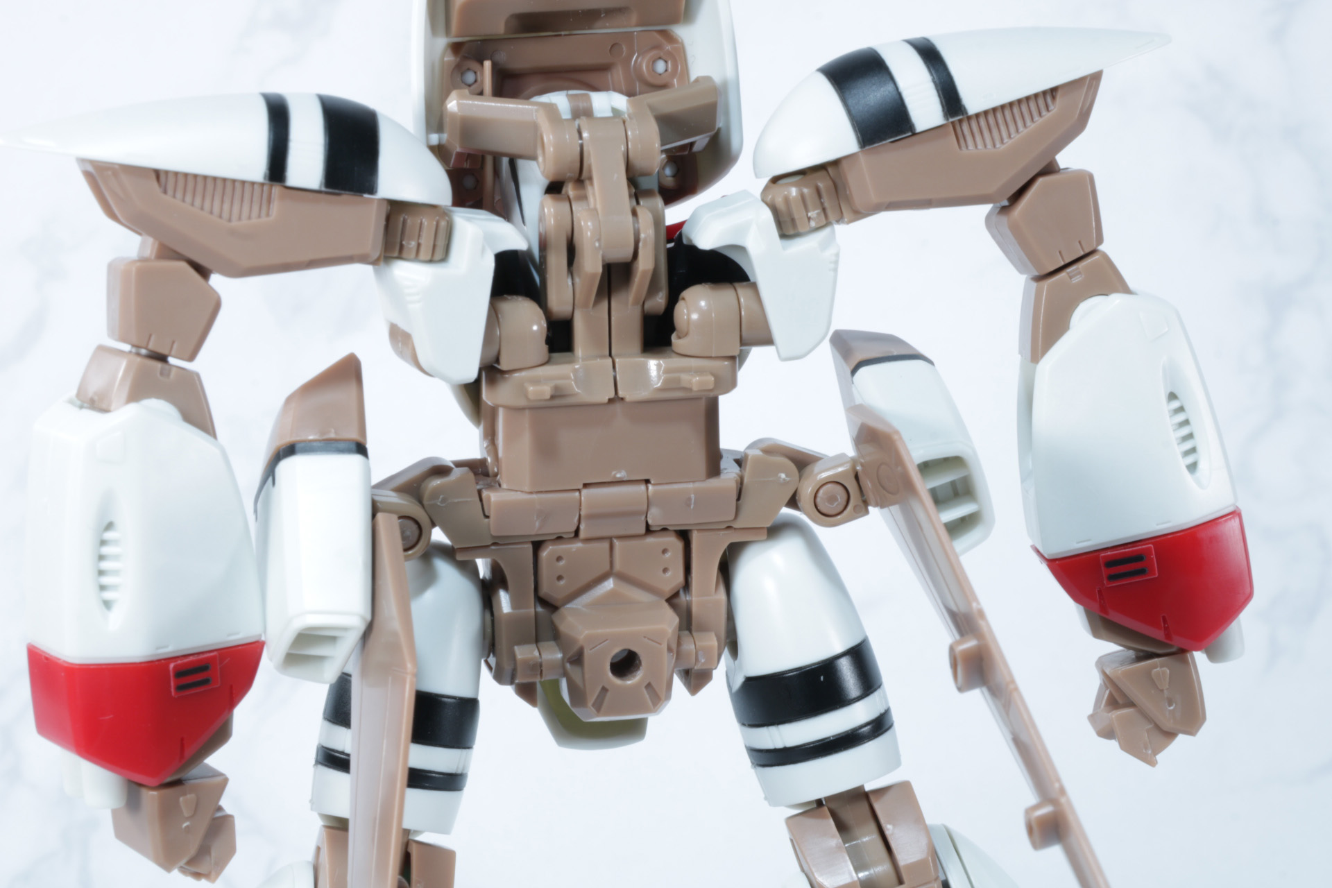 腹部の補強パーツを取り外し、フライヤー形態向けのジョイントパーツを接続