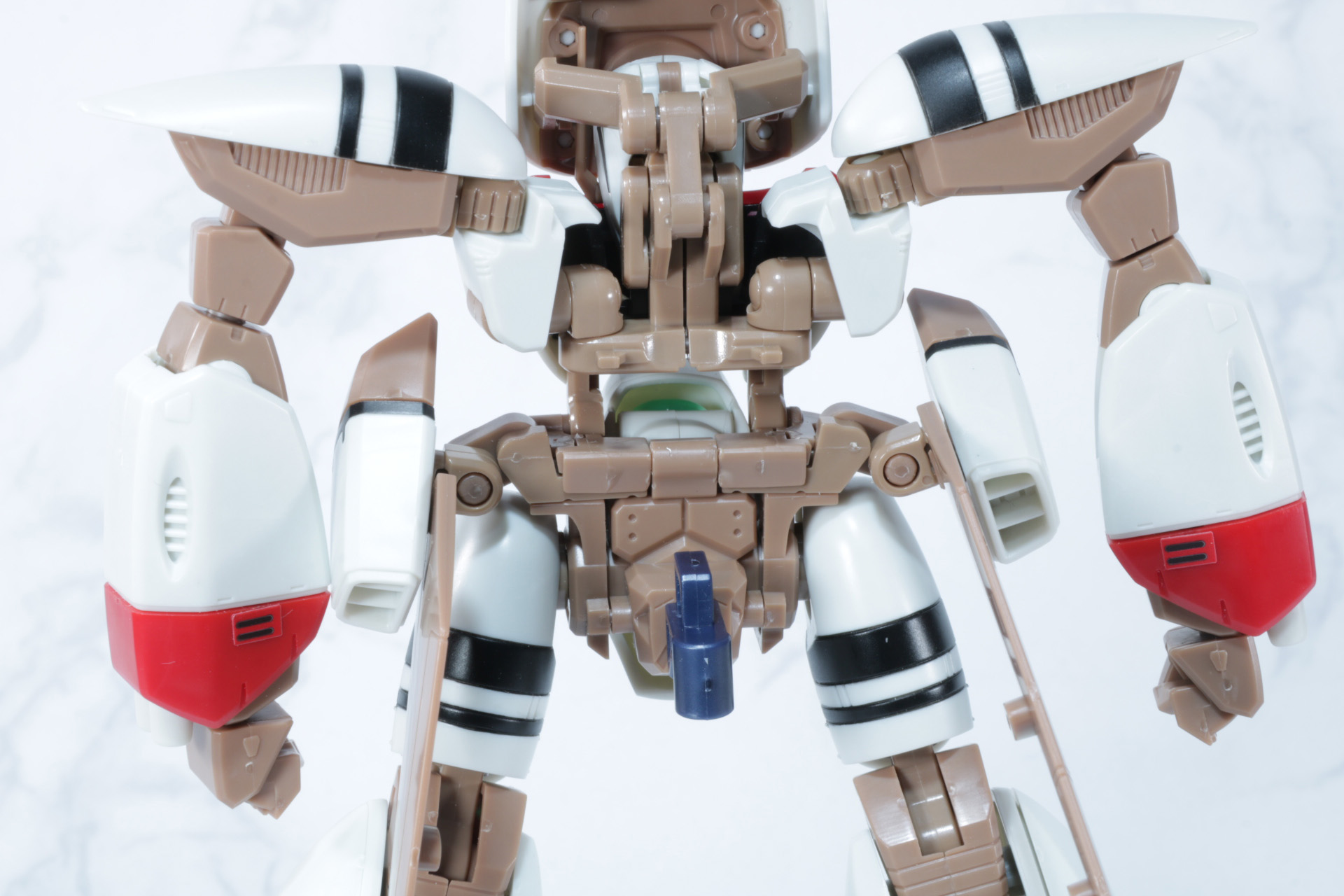 腹部の補強パーツを取り外し、フライヤー形態向けのジョイントパーツを接続