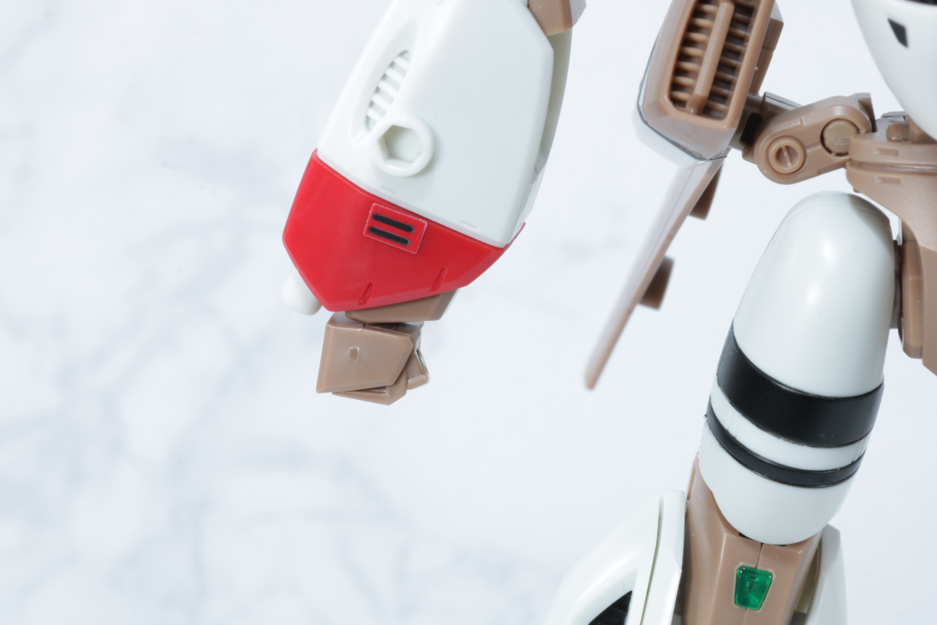 手首を変形用手首に変更。押し込んで腕部内に収納