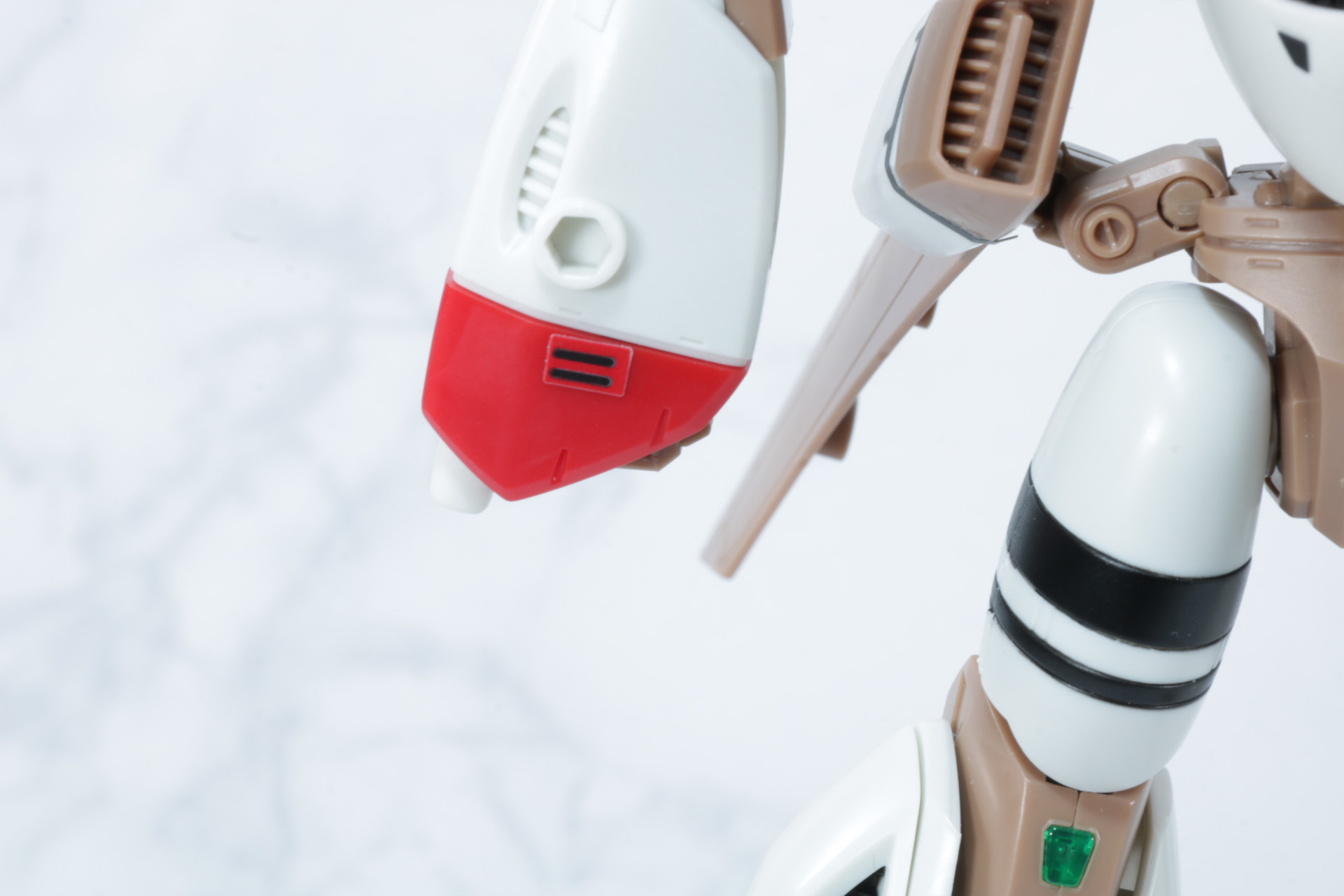 手首を変形用手首に変更。押し込んで腕部内に収納