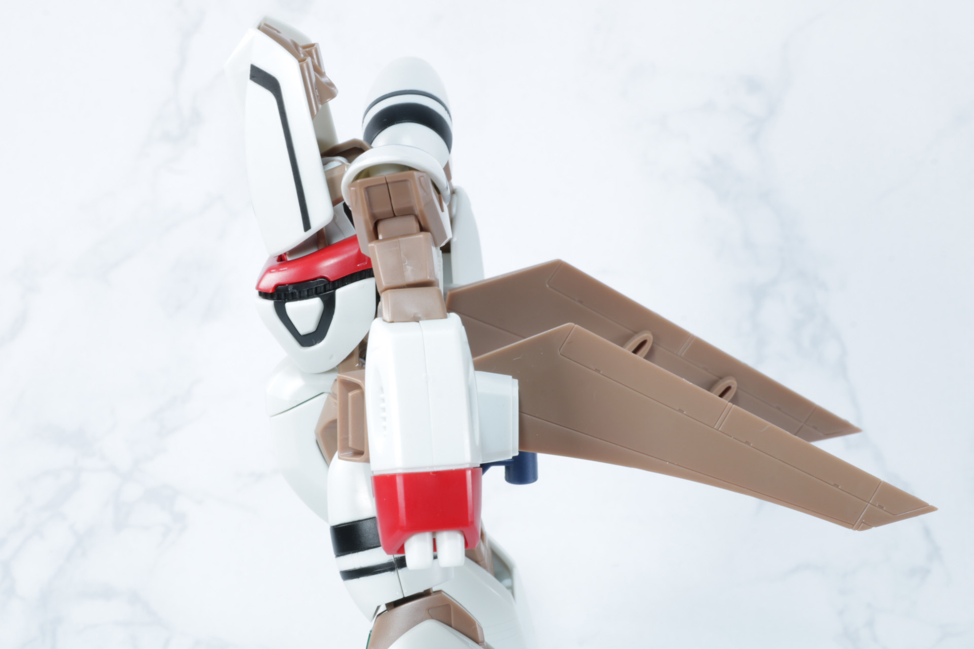 腕部を後ろへ運び、コンパクトに配置する