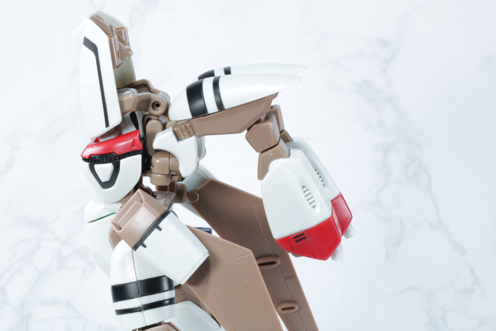 腕部を後ろへ運び、コンパクトに配置する