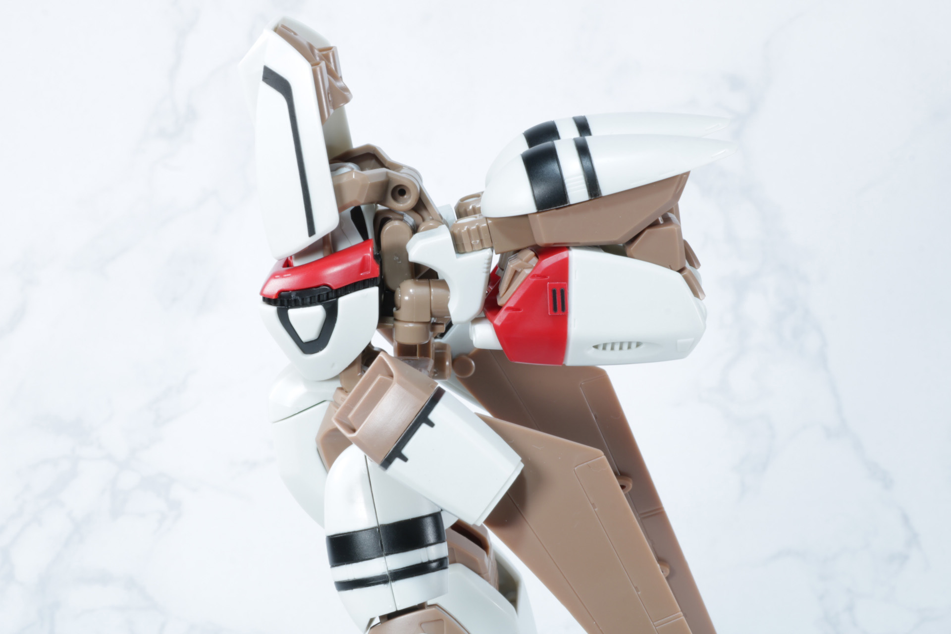 後ろに回した腕を起こして、肩の装甲部が外側に向くように調整