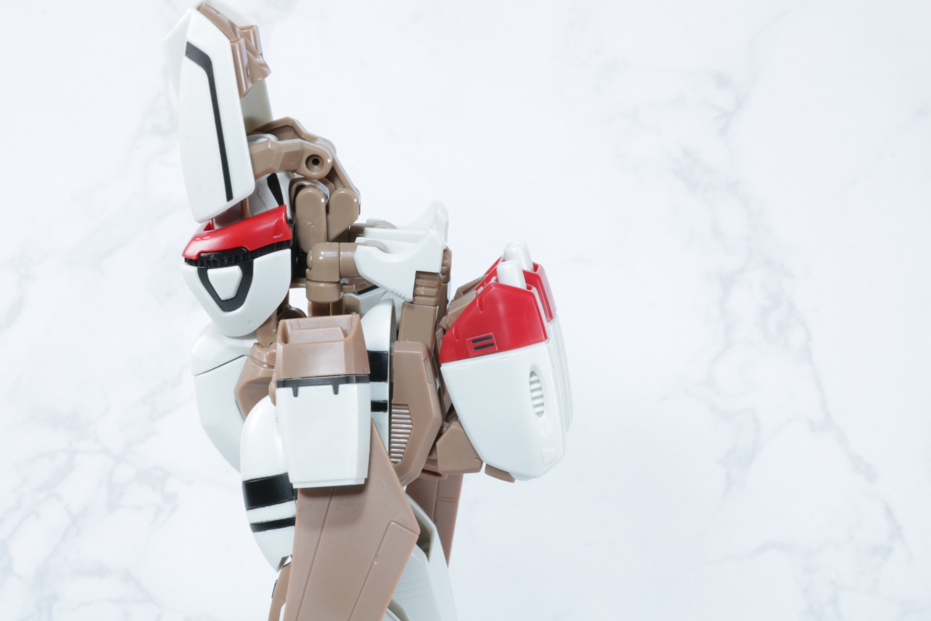 後ろに回した腕を起こして、肩の装甲部が外側に向くように調整