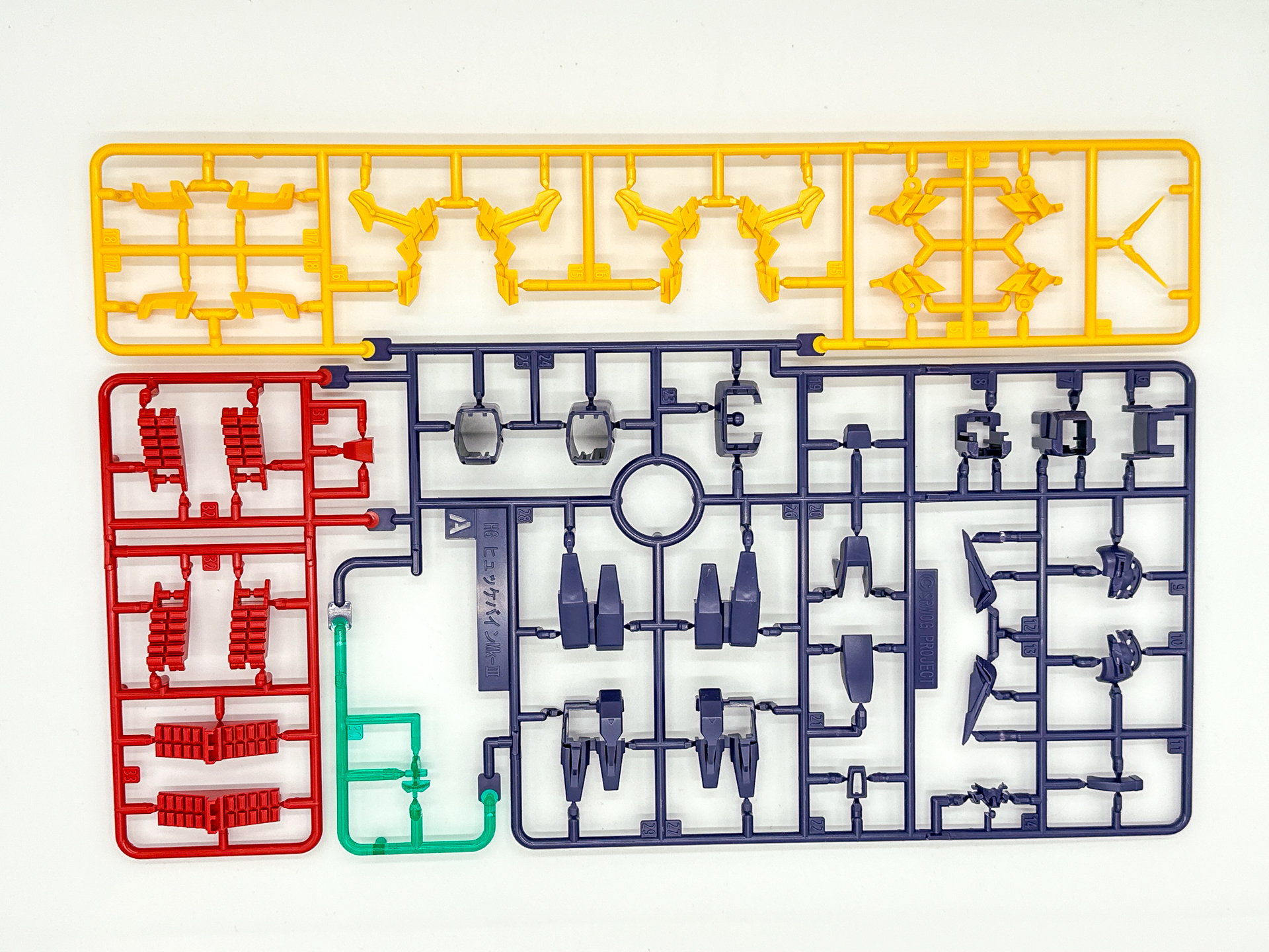 「HG ヒュッケバインMk-III」を構成するランナー。関節部等の材質にはKPS樹脂が使用されているようです。