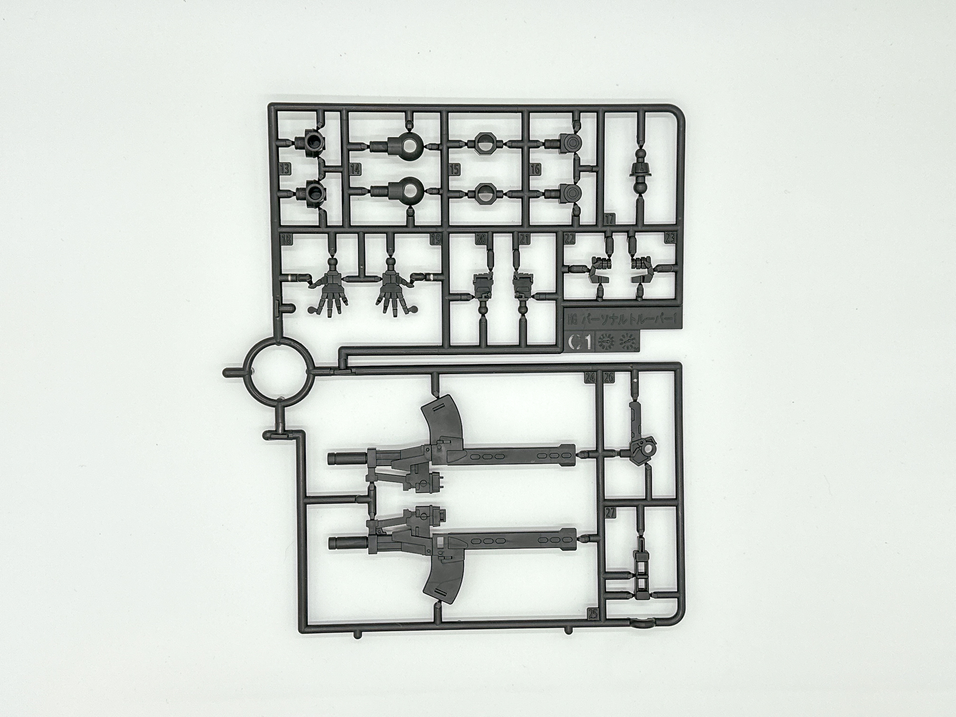 「HG ヒュッケバインMk-III」を構成するランナー。関節部等の材質にはKPS樹脂が使用されているようです。