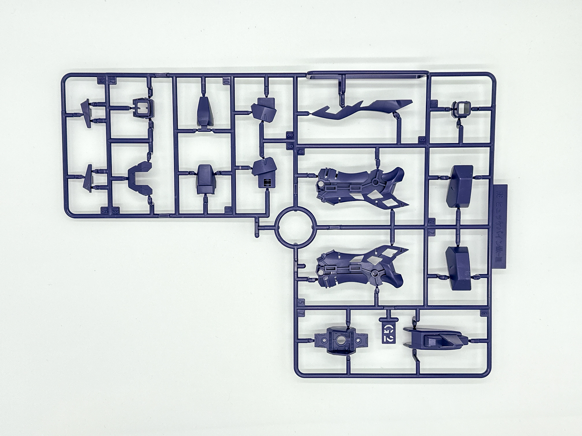 「HG ヒュッケバインMk-III」を構成するランナー。関節部等の材質にはKPS樹脂が使用されているようです。