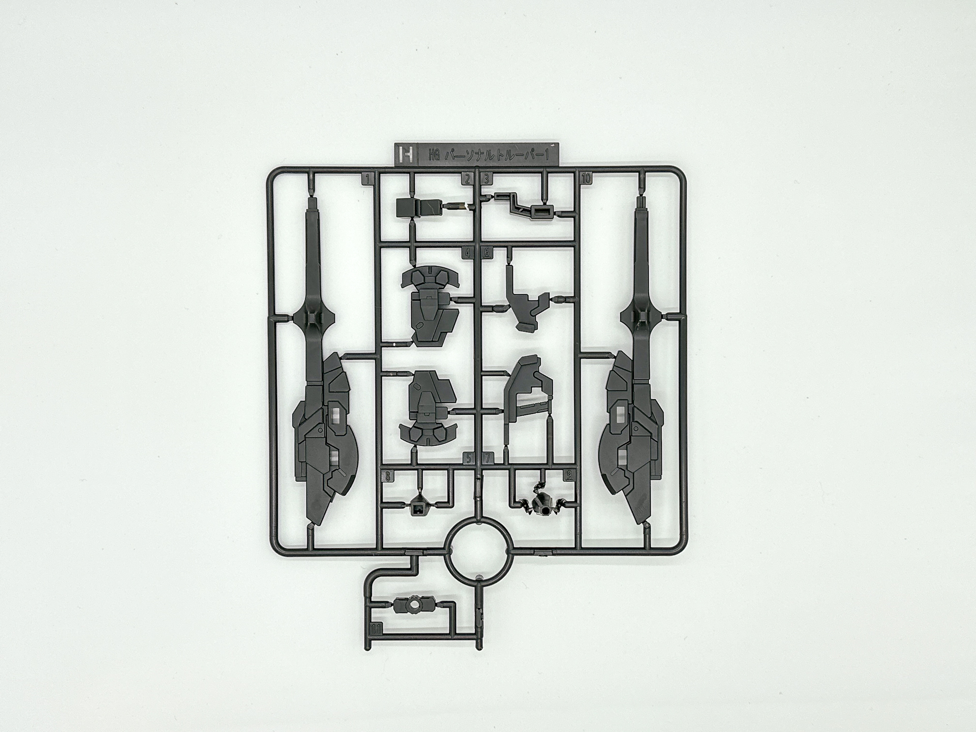 「HG ヒュッケバインMk-III」を構成するランナー。関節部等の材質にはKPS樹脂が使用されているようです。