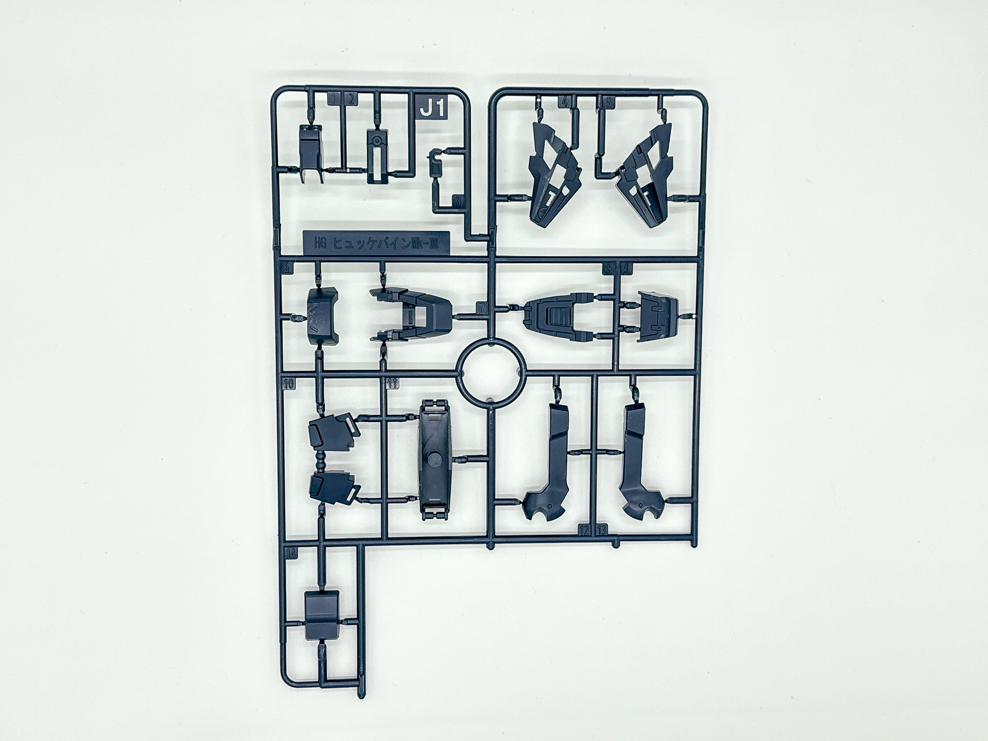 「HG ヒュッケバインMk-III」を構成するランナー。関節部等の材質にはKPS樹脂が使用されているようです。