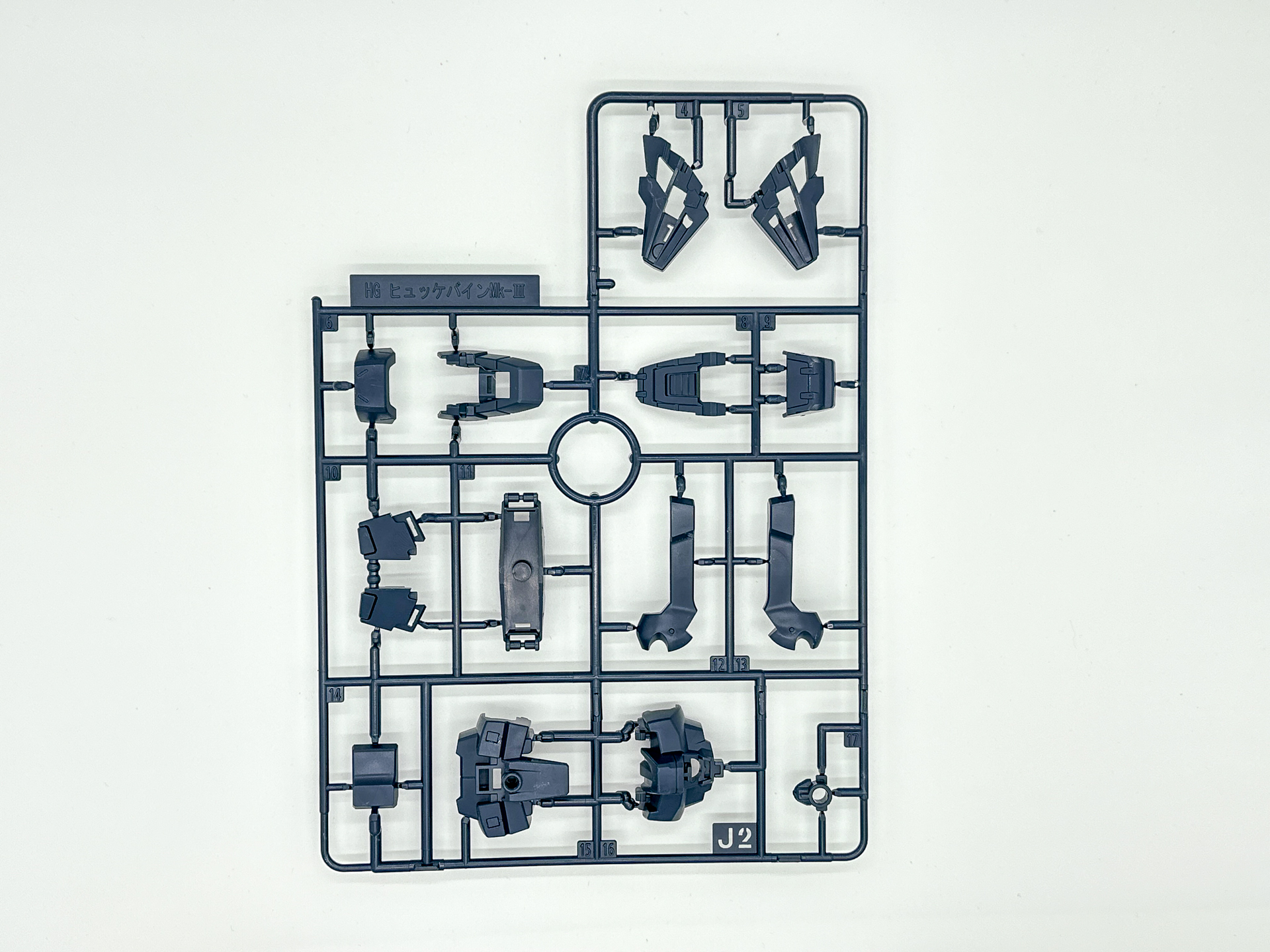 「HG ヒュッケバインMk-III」を構成するランナー。関節部等の材質にはKPS樹脂が使用されているようです。