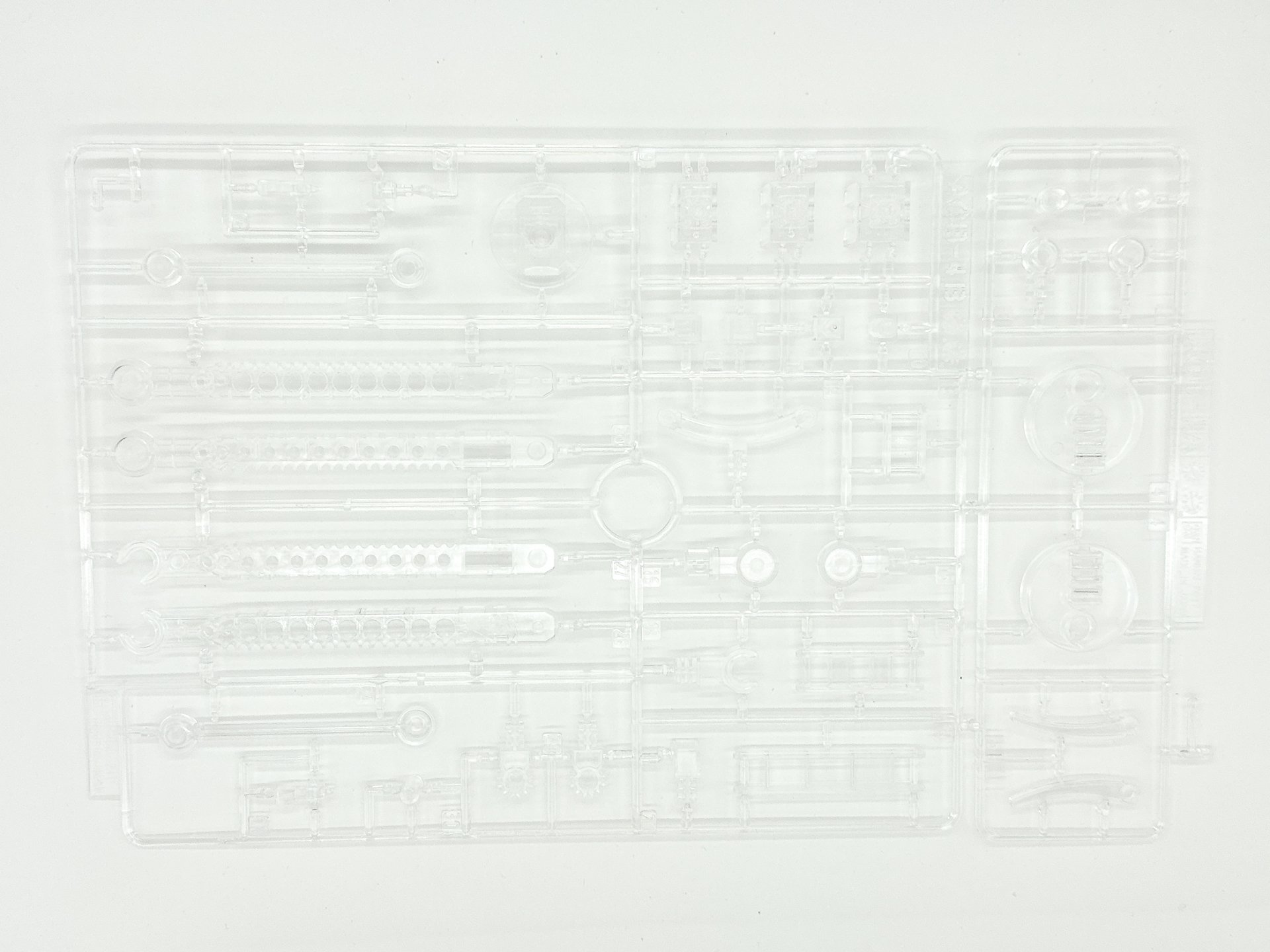 「HG ヒュッケバインMk-III」を構成するランナー。関節部等の材質にはKPS樹脂が使用されているようです。