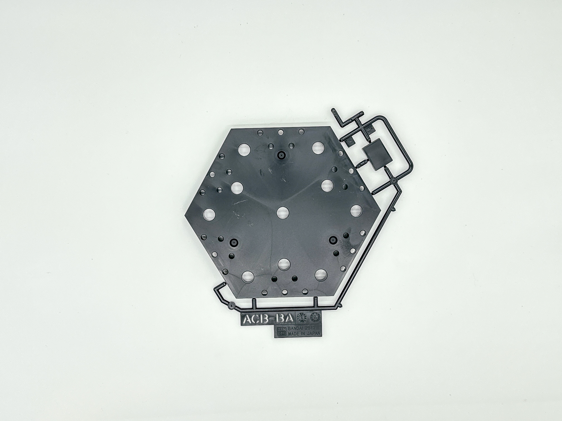 「HG ヒュッケバインMk-III」を構成するランナー。関節部等の材質にはKPS樹脂が使用されているようです。