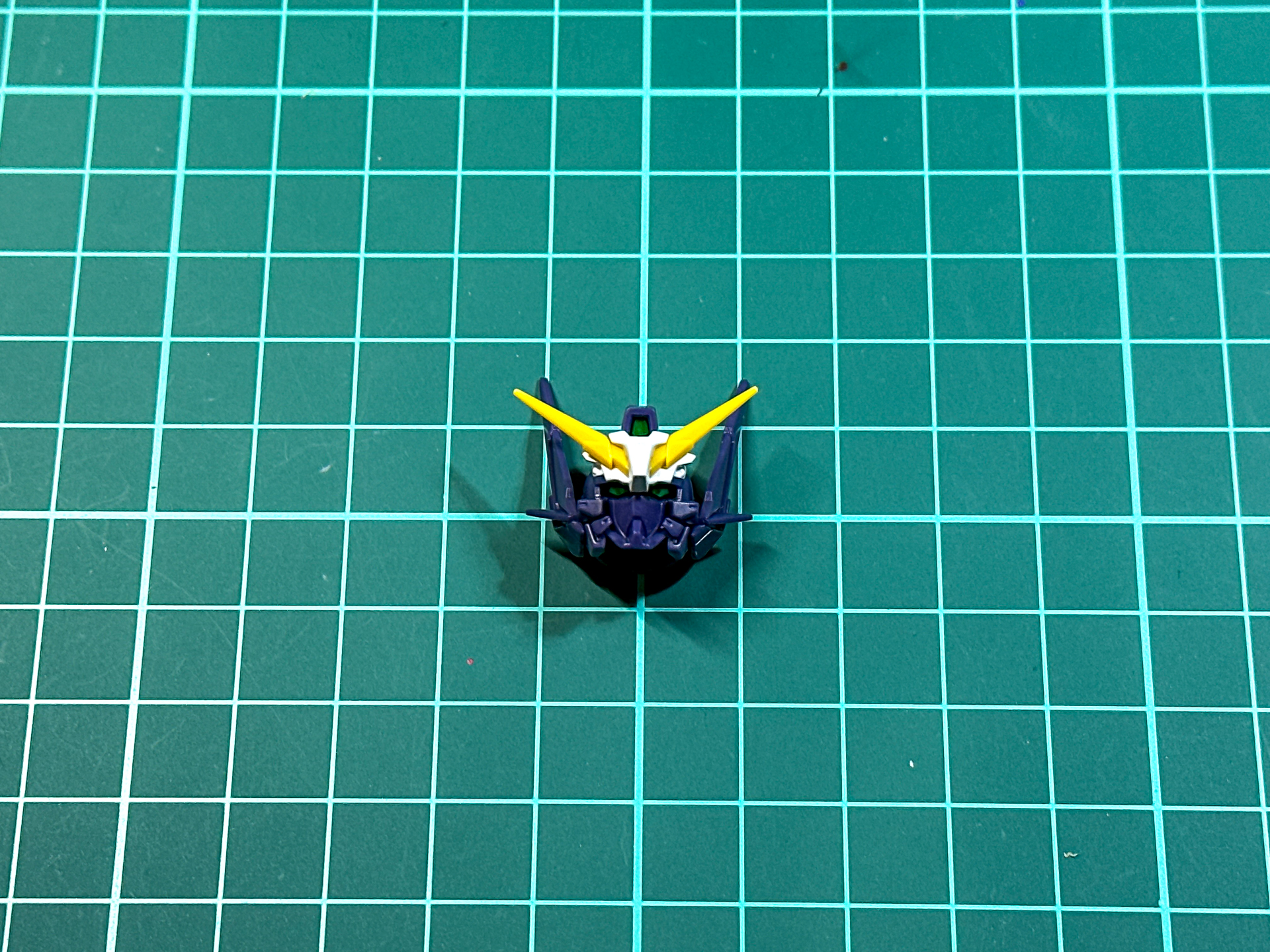 組み立てが完了した頭部。ツインアイ等のセンサー部はシールによる色分けとなっています。