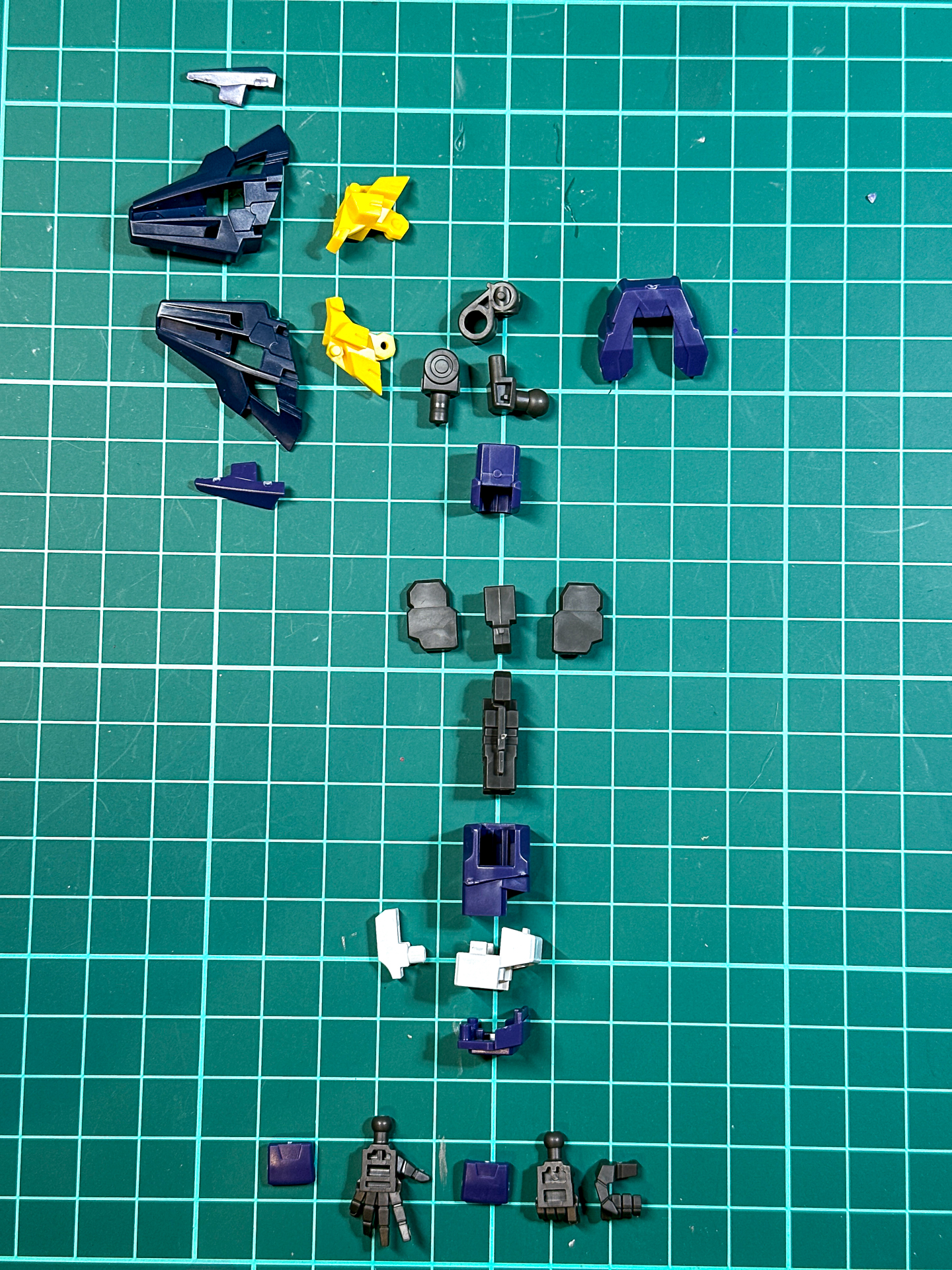 右腕部は交換用の手首パーツを含め、24パーツにて構成されています。