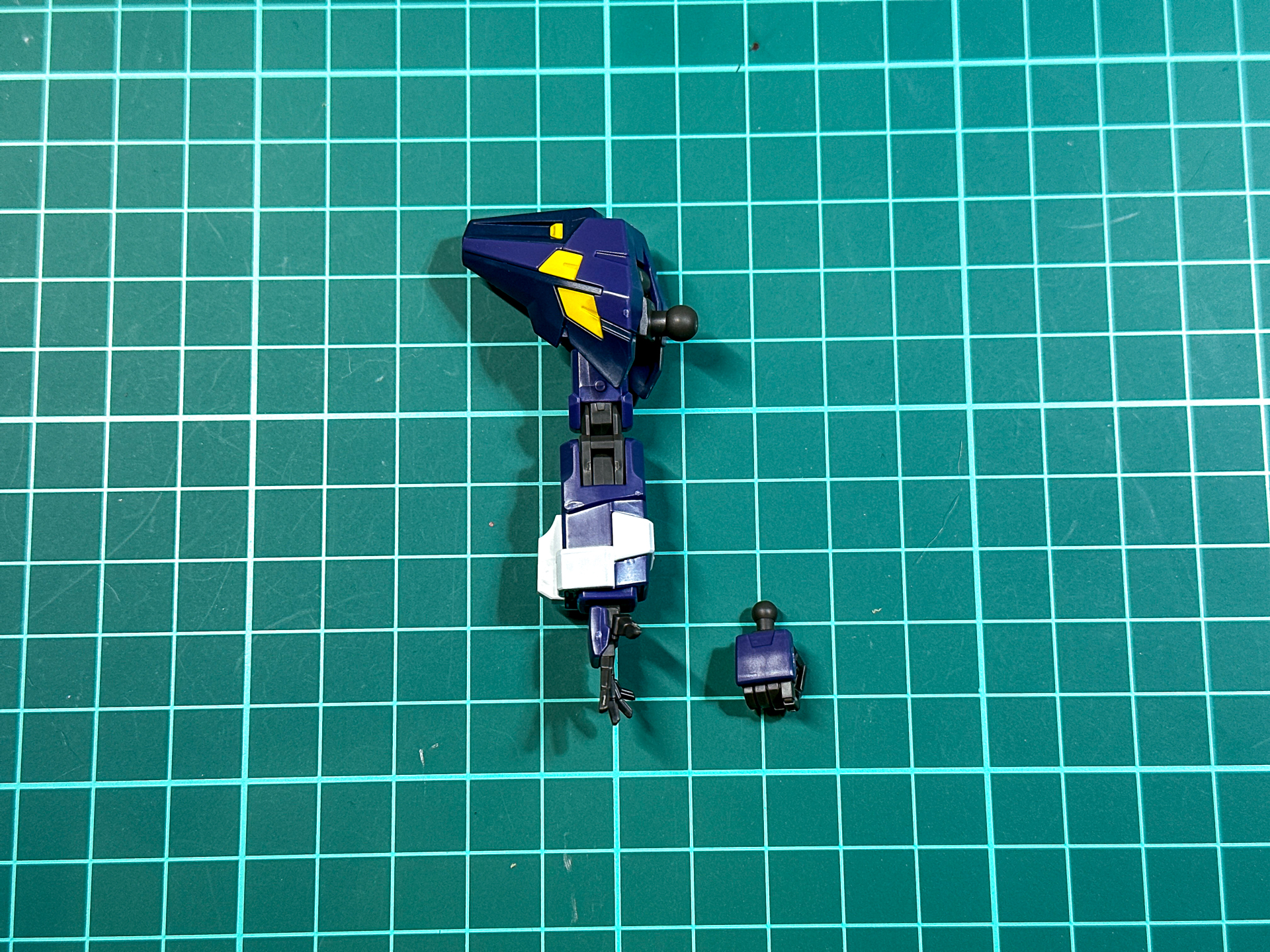 組み立てが完了した右腕部。交換用の手首は2種類付属します。