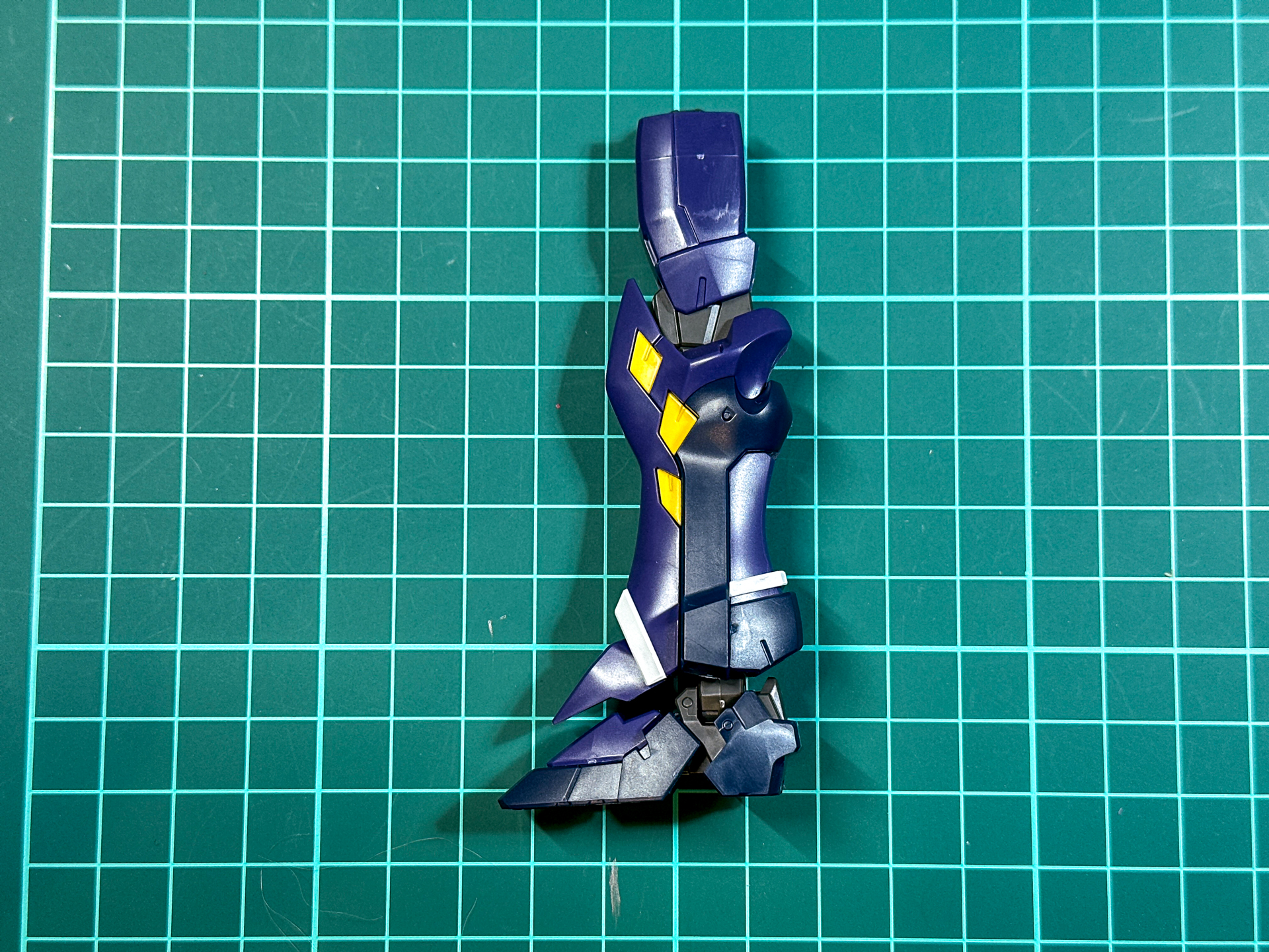 組み立てが完了した脚部。膝裏に見えるイエローのパーツはシールにて黒色に塗装可能です。