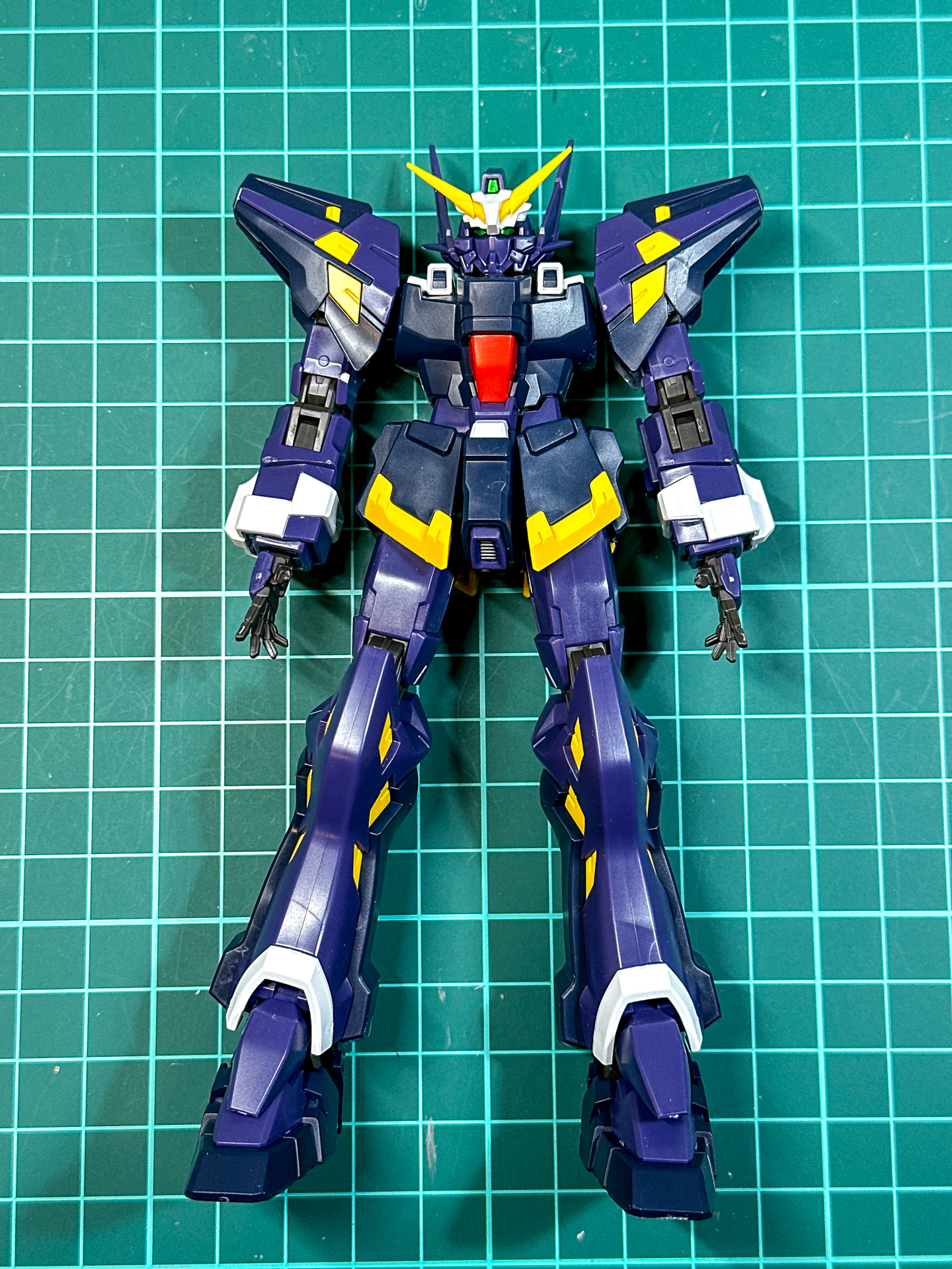 完成したヒュッケバインMk-III本体。ネイビーを中心にイエローやホワイトといったアクセントカラーが光ります。