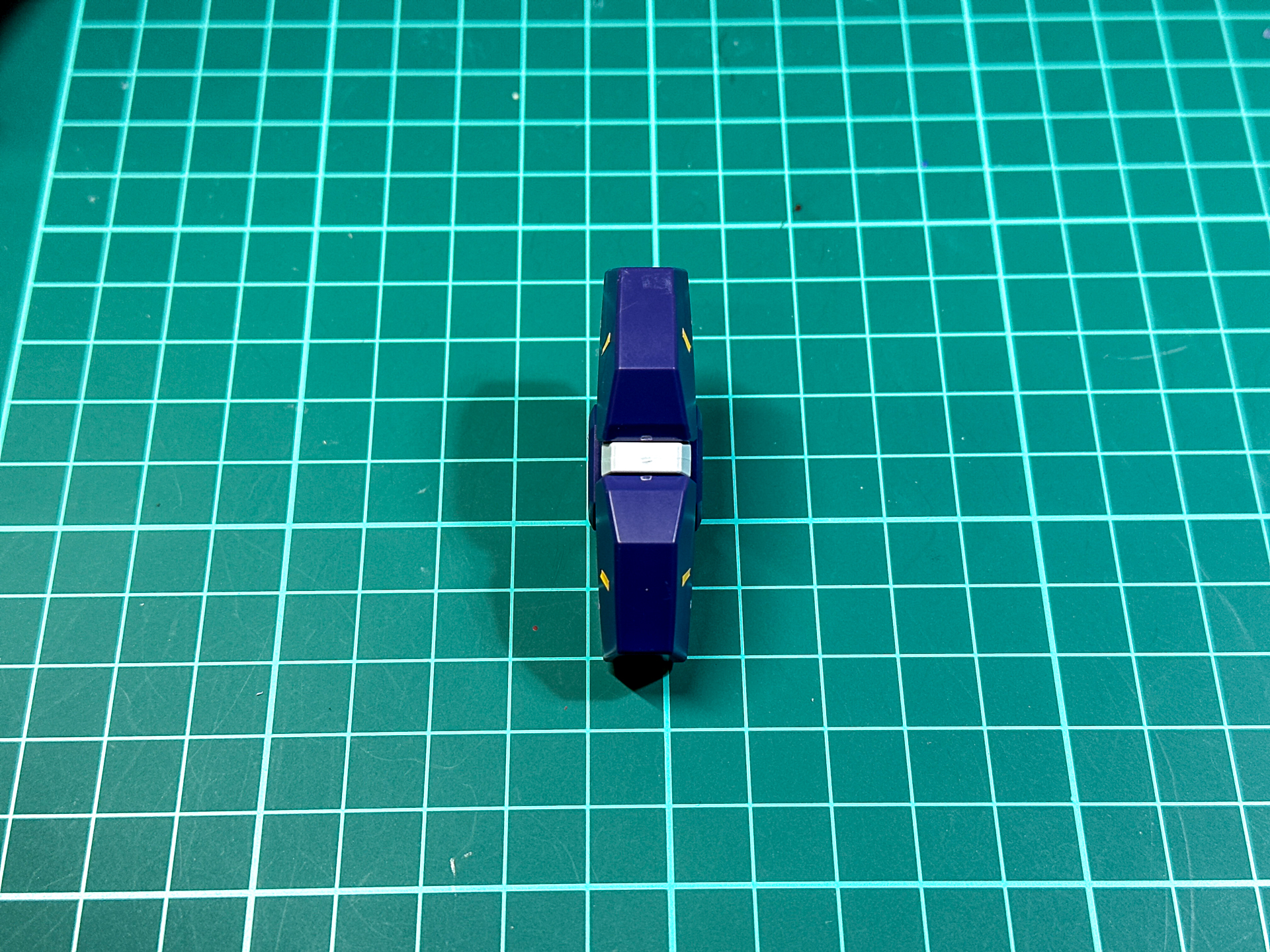 組み立てが完了したマルチトレース・ミサイル。ヒンジによってカバーが展開します。