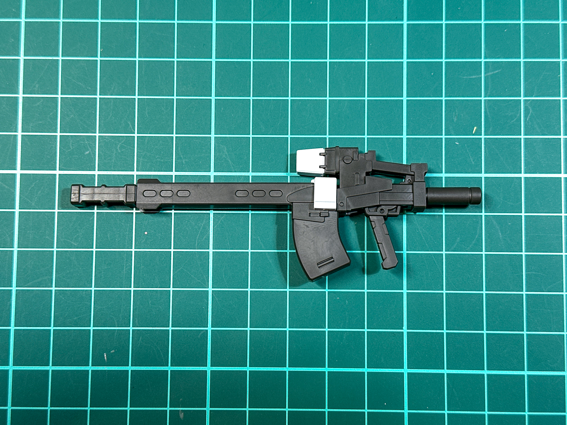 組み立てが完了したフォトン・ライフル。ダークグレーとホワイトのツートンカラーに仕上がります。