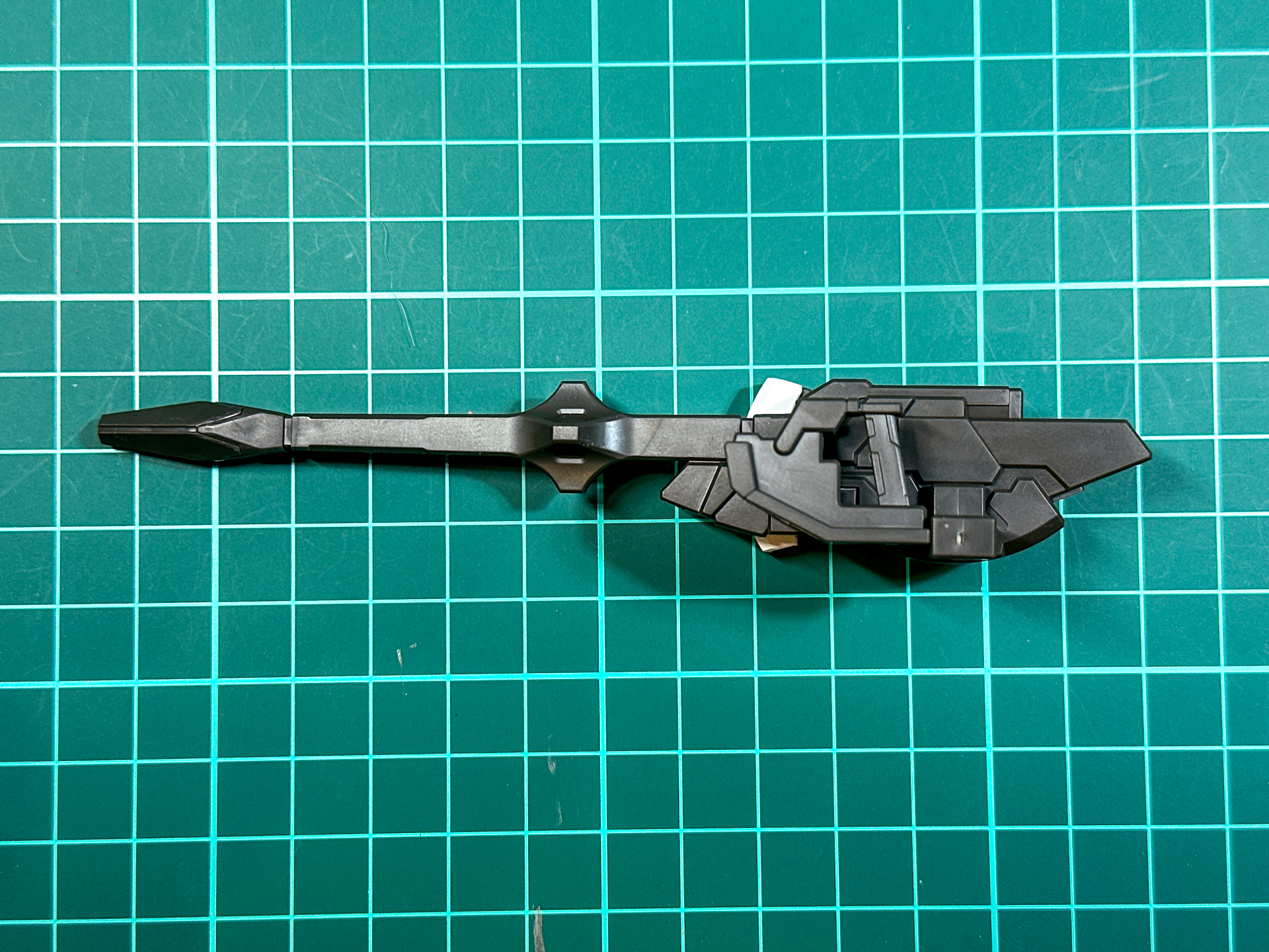 組み立てが完了したグラビトン・ライフル。可動ギミック等は搭載されていません。