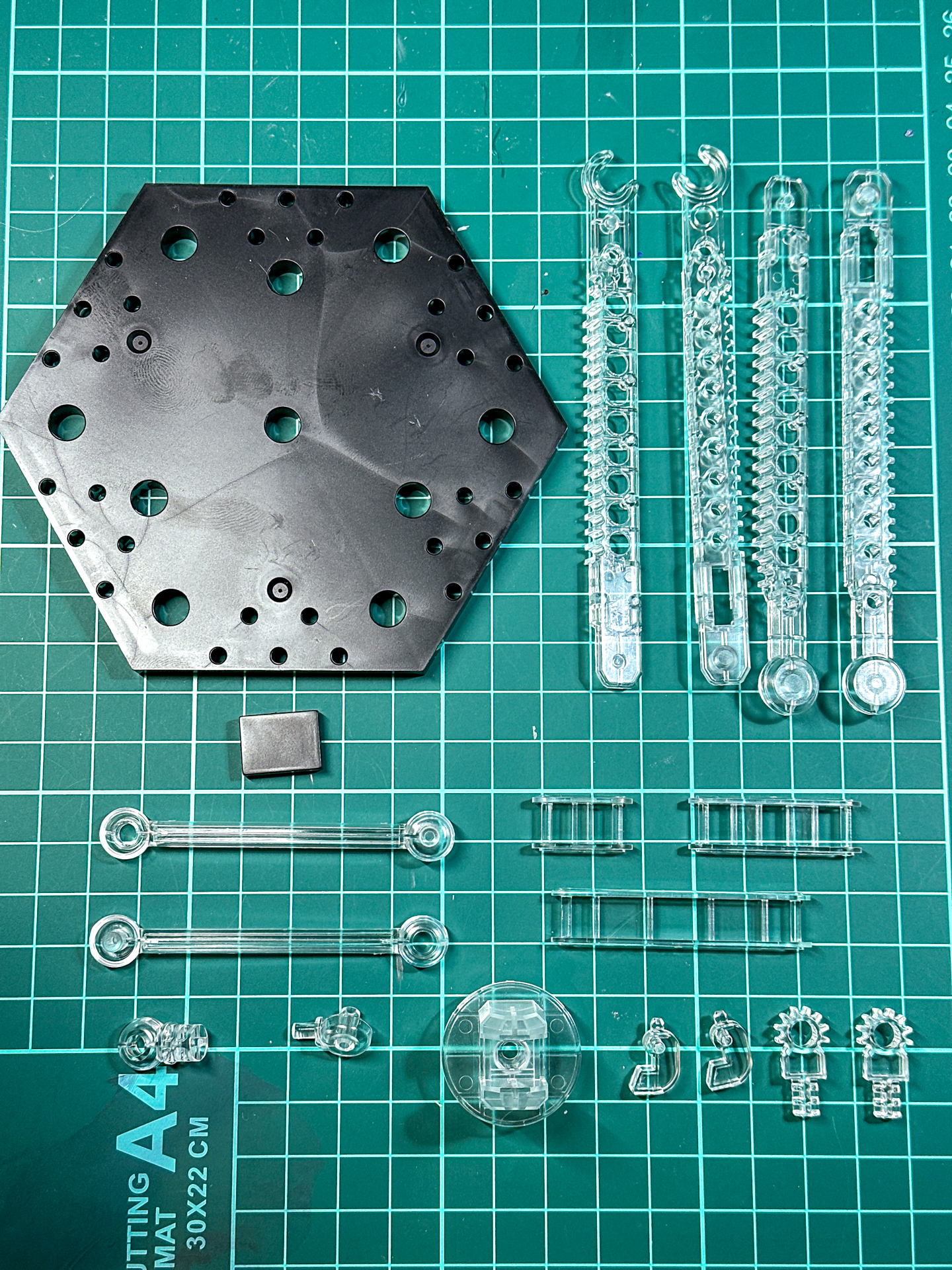 組み立て前のスタンドパーツ。土台はブラック、スタンドアームはクリアにて成型されています。