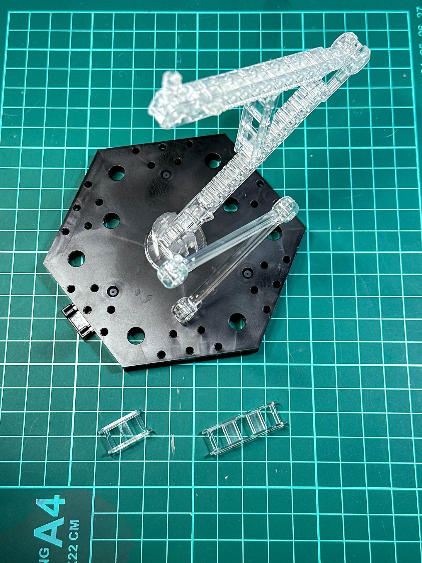 組み立てが完了したスタンド。大小2本のアームが付属しています。