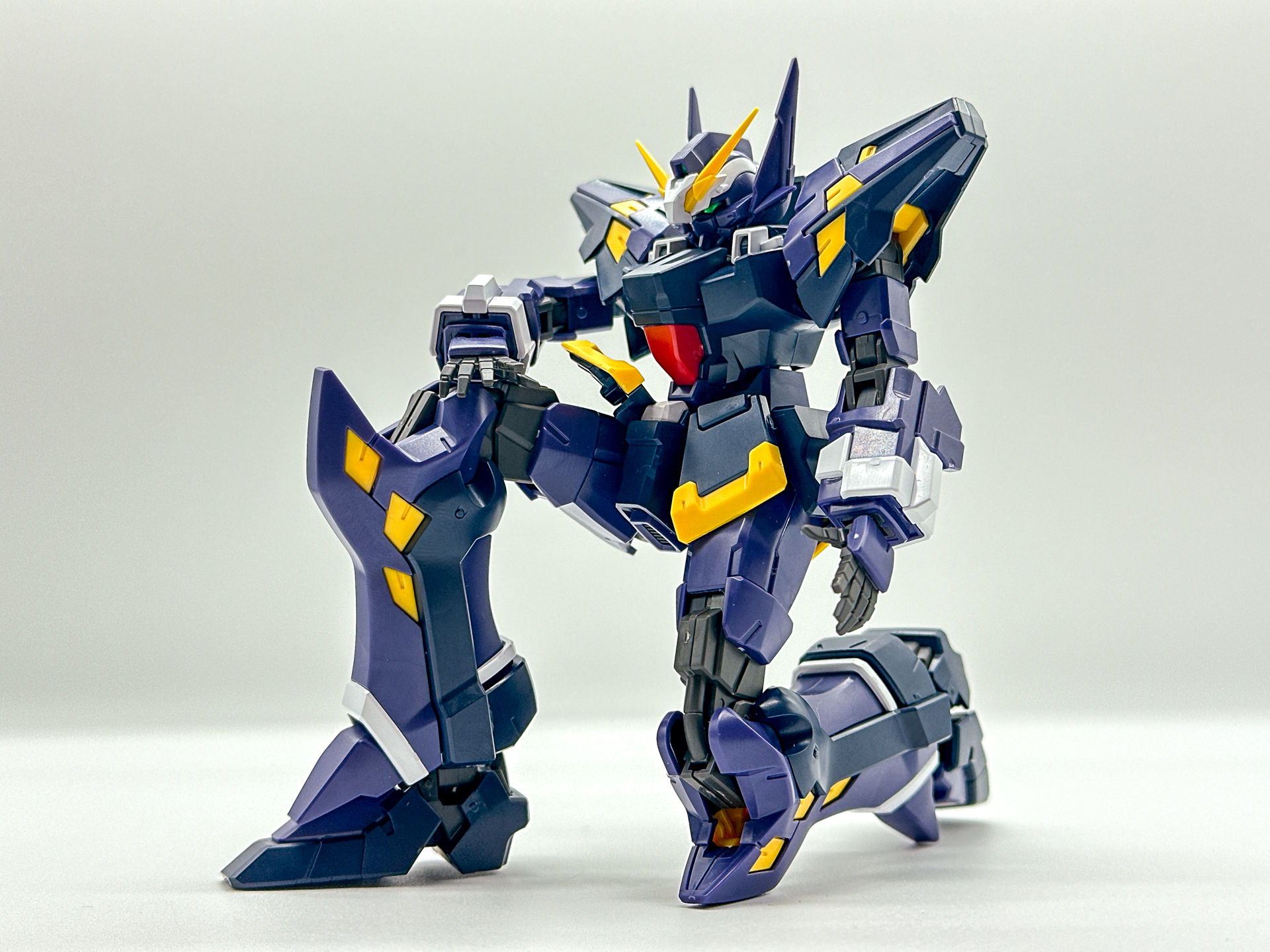 固定武装を外して膝立ちをさせてみました。股関節が柔軟に可動するので膝立ちも余裕です。