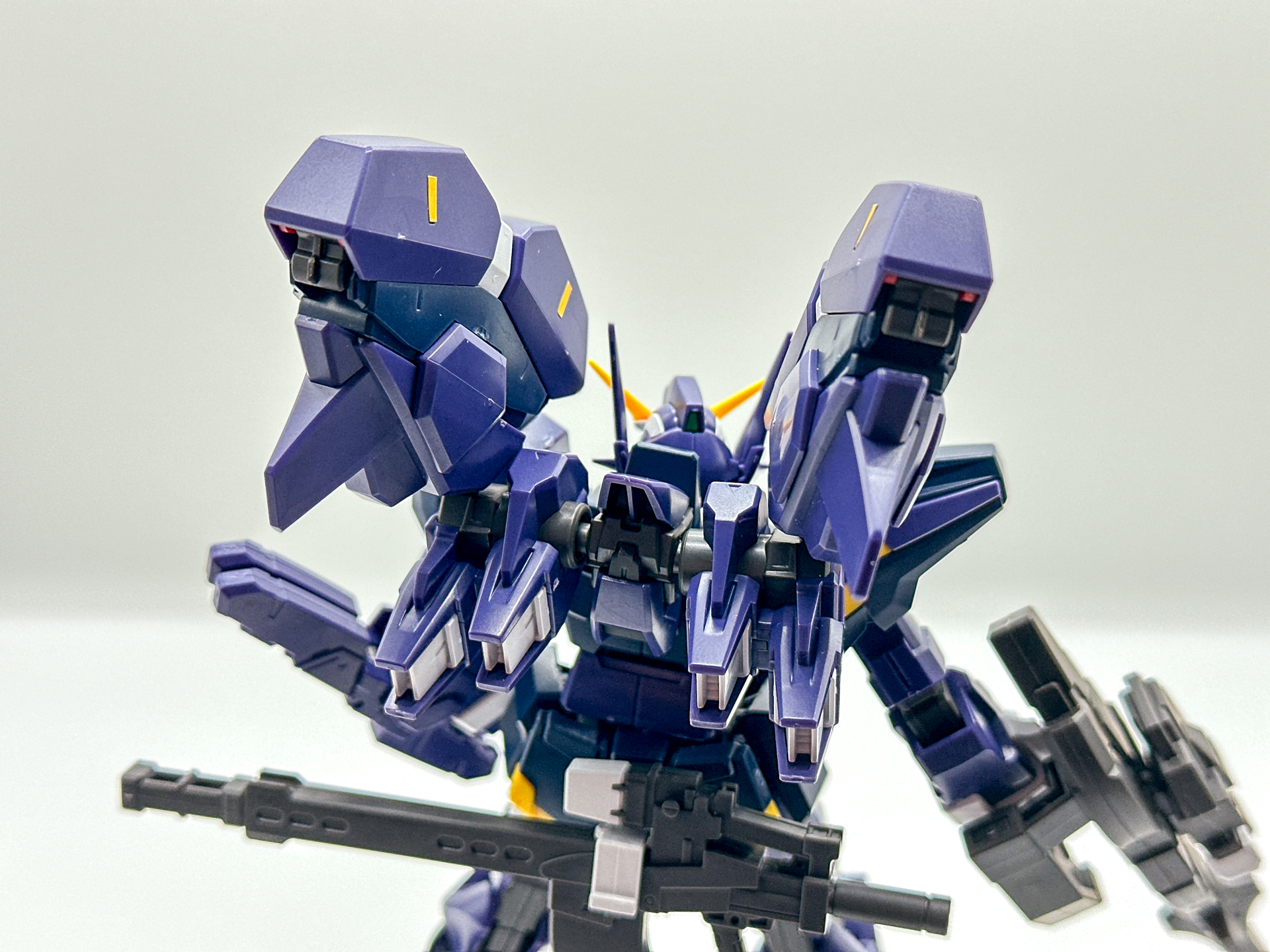 バックパックに装備した2基のマルチトレース・ミサイルがインパクトを与えます。